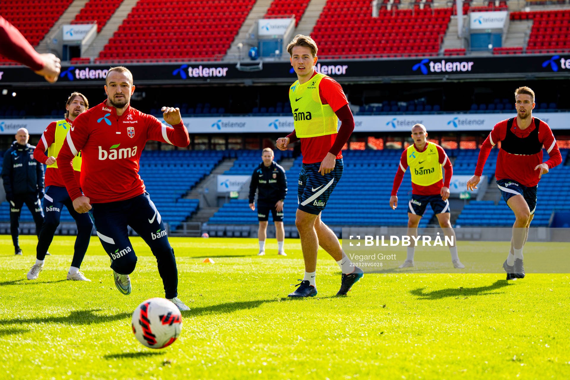 Veton Berisha, Sander Berge and players of the Norwegian