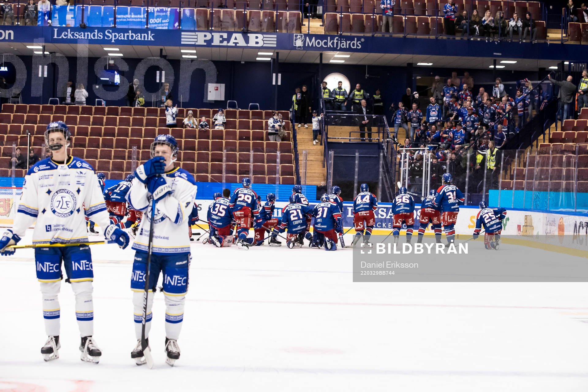 Oskarshamns spelarna på knä framför fansen