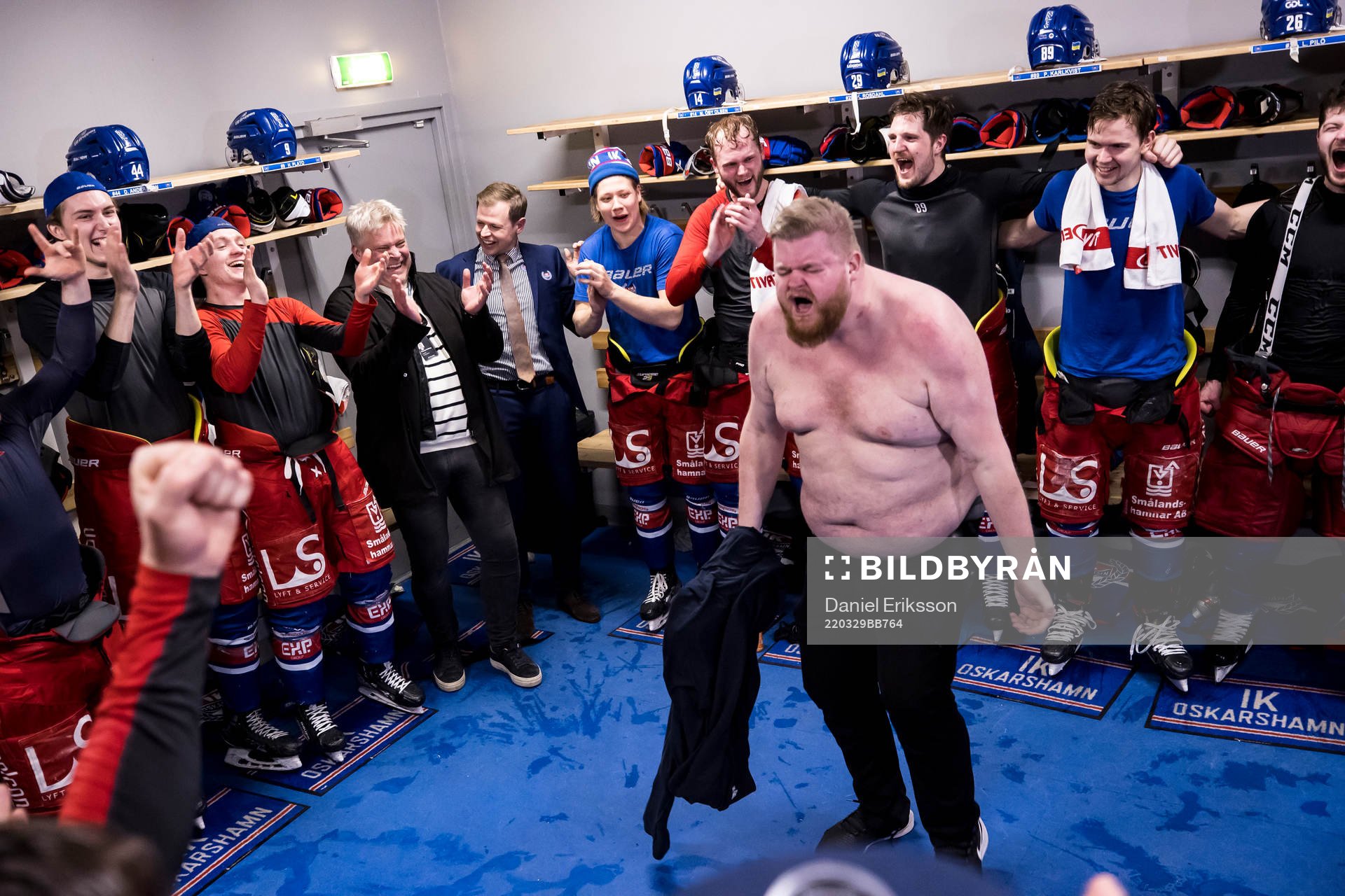 Oskarshamns materialförvaltare Benny Boquist jublar