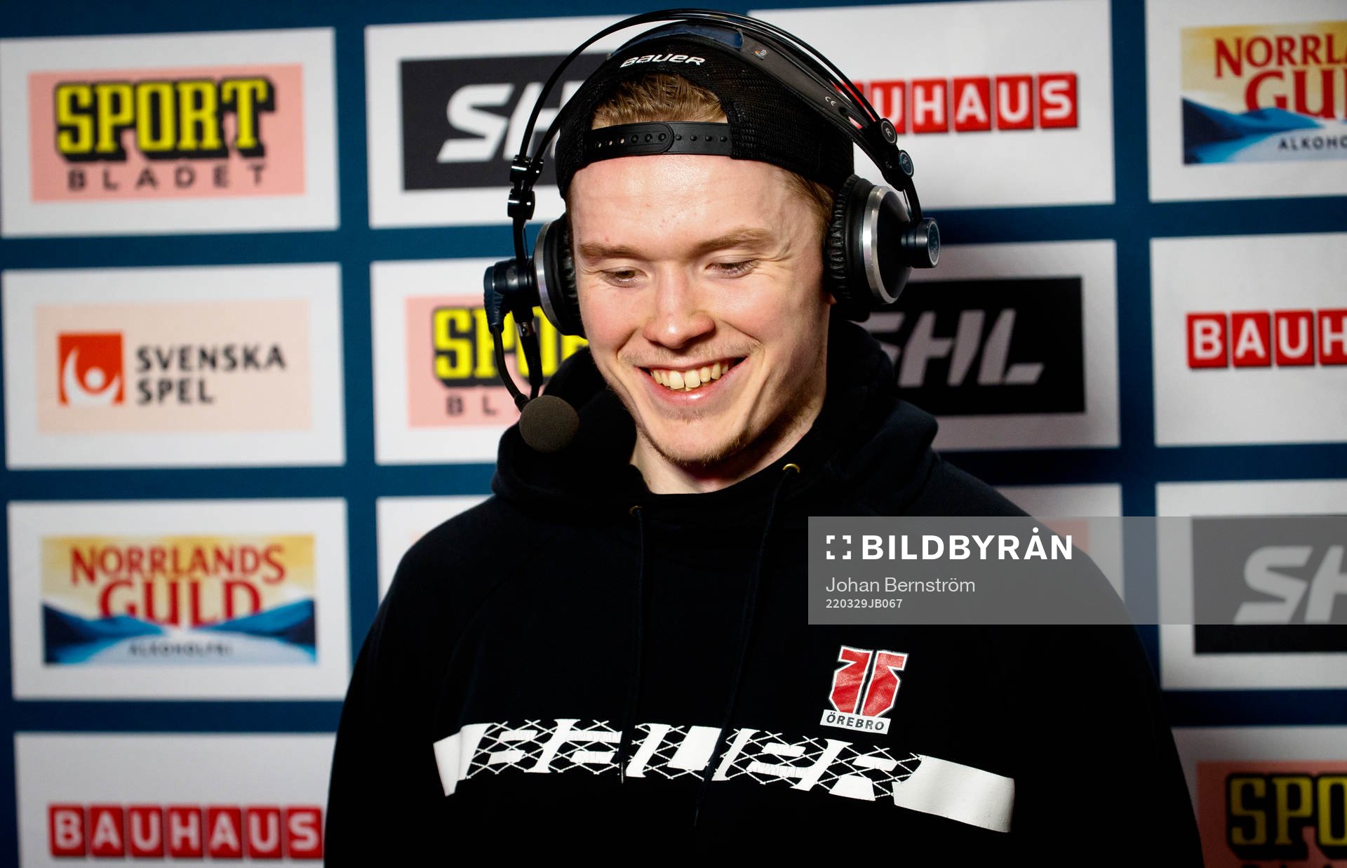 En glad Örebros Linus Öberg blir intervjuad