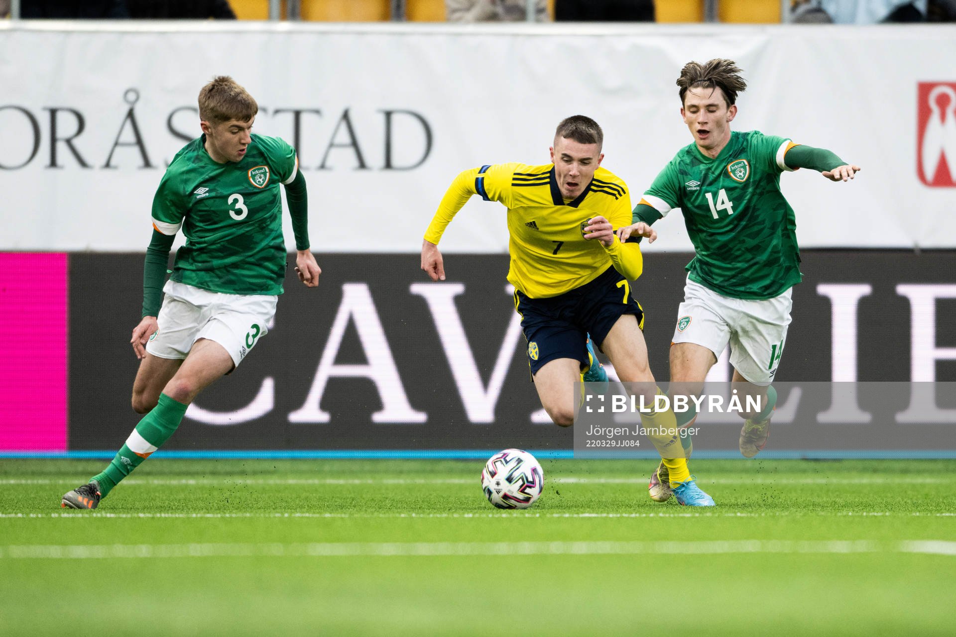 Joel Bagan and Oliver O'Neill compete with Patrik Wålemark