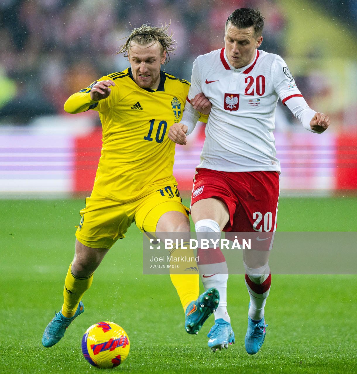 Emil Forsberg of Sweden and Piotr Zielinski of Poland