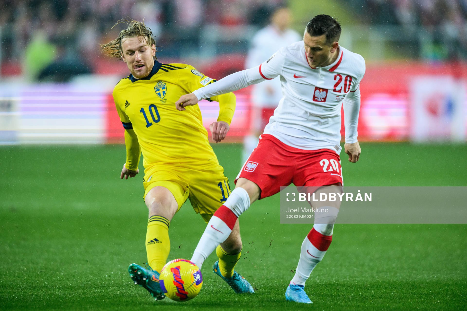 Emil Forsberg of Sweden and Piotr Zielinski of Poland