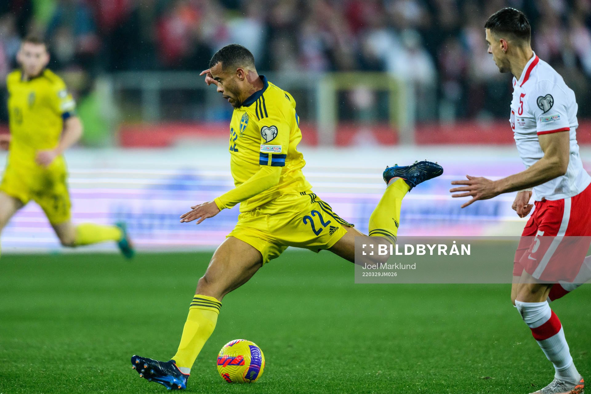 Robin Quaison of Sweden and Jan Bednarek of Poland