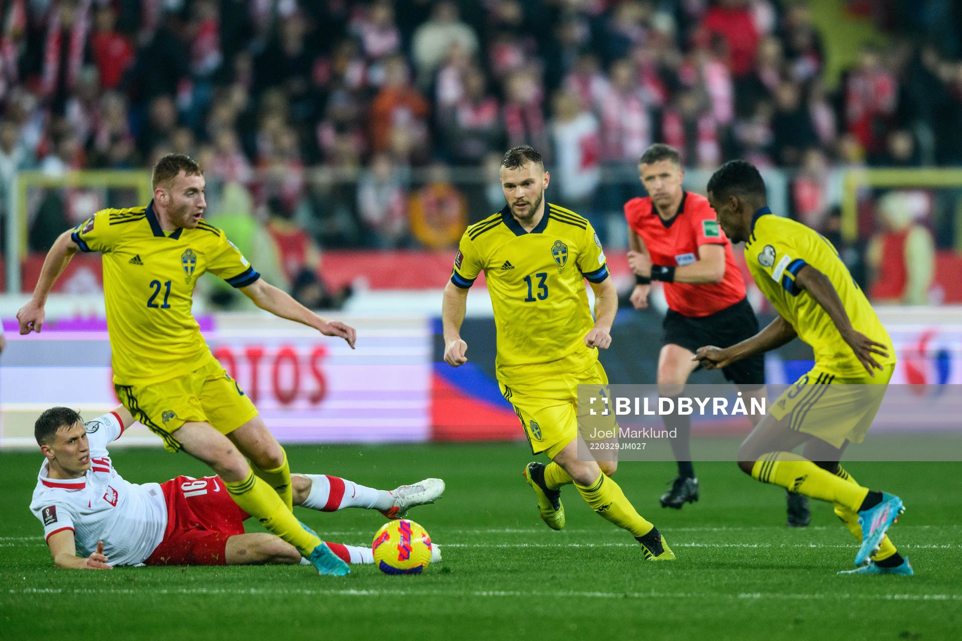 Krystian Bielik of Poland against Dejan Kulusevski, Jesper