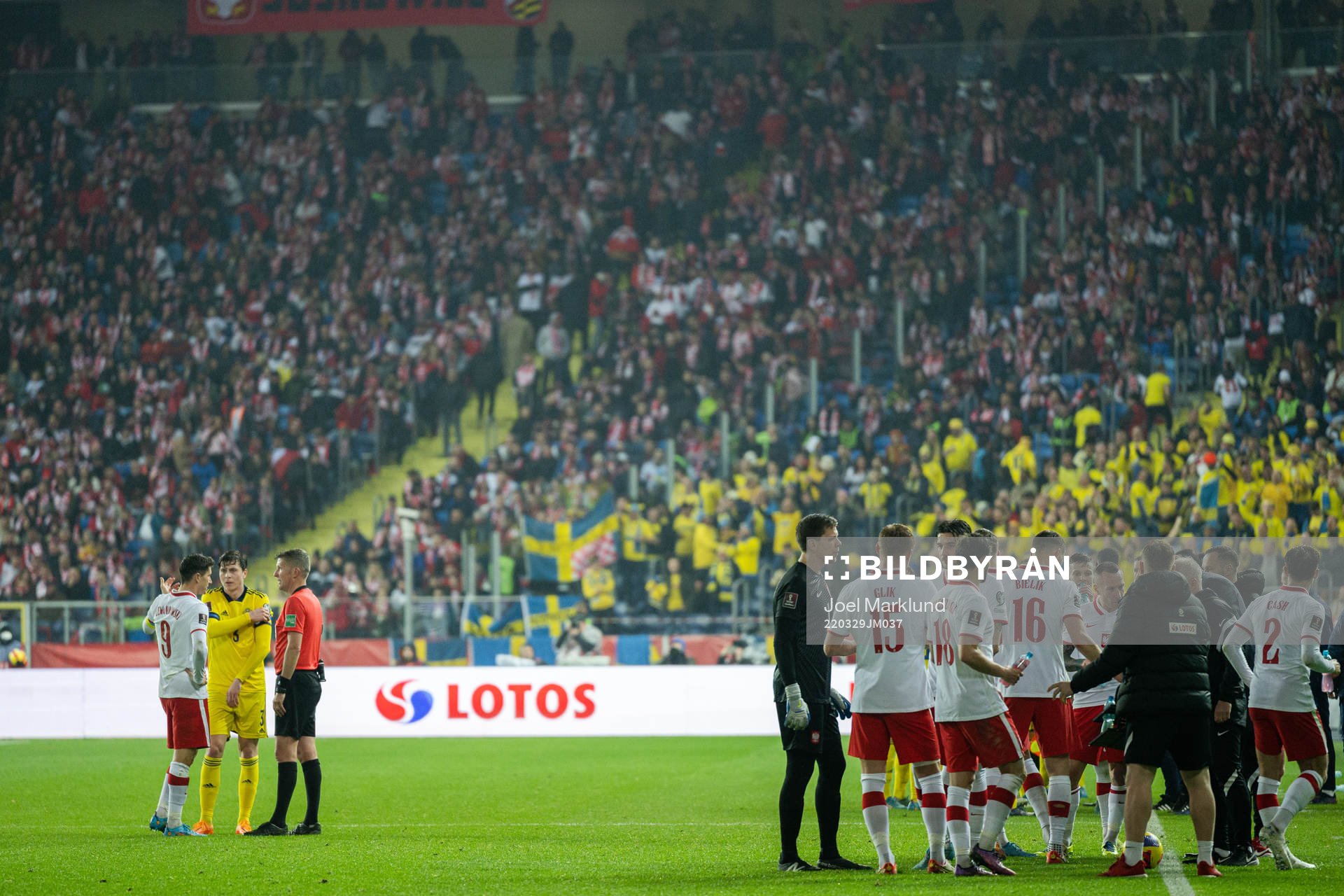 Robert Lewandowski of Poland and Victor Nilsson Lindelöf