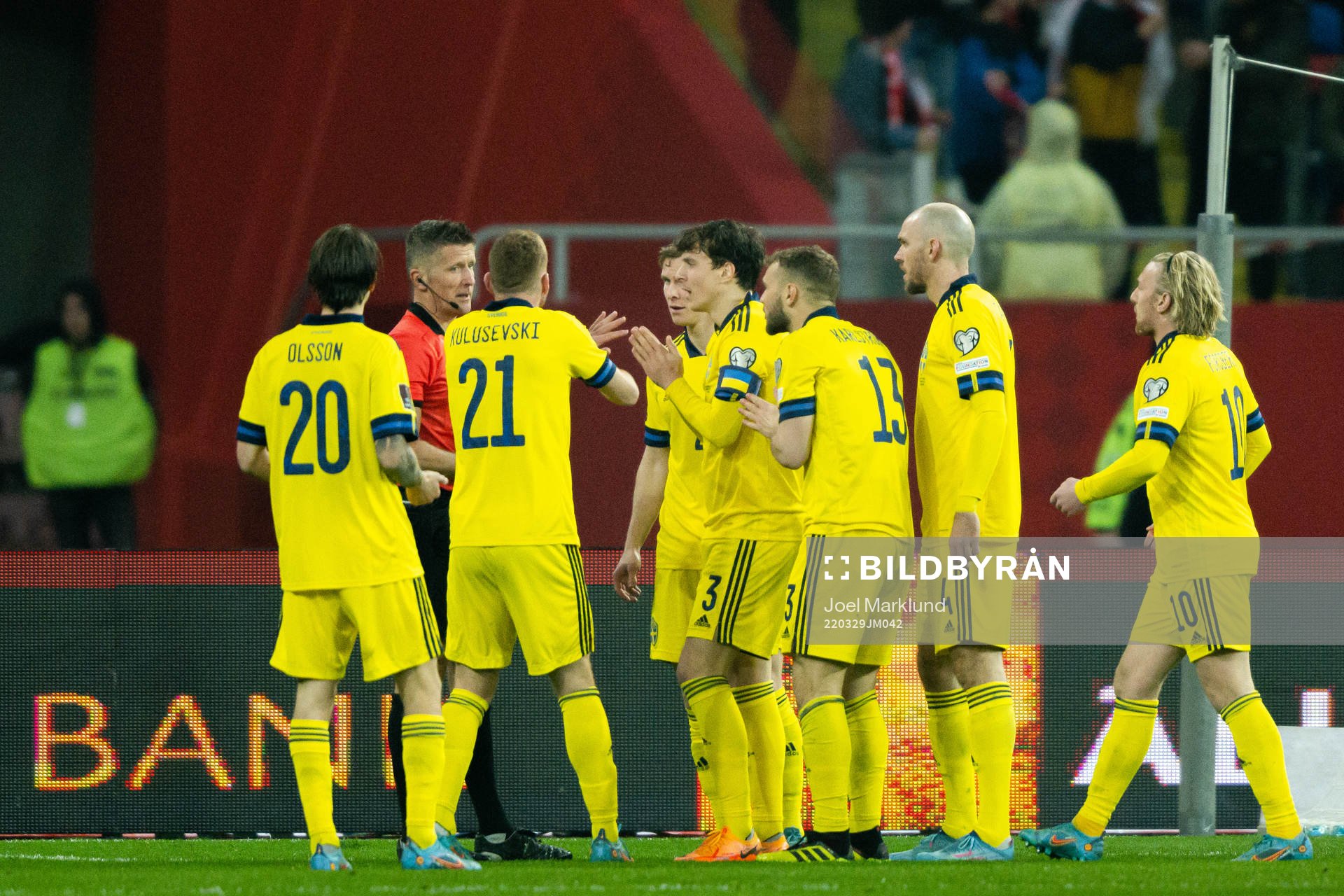 Referee Daniele Orsato and Victor Nilsson Lindelöf of