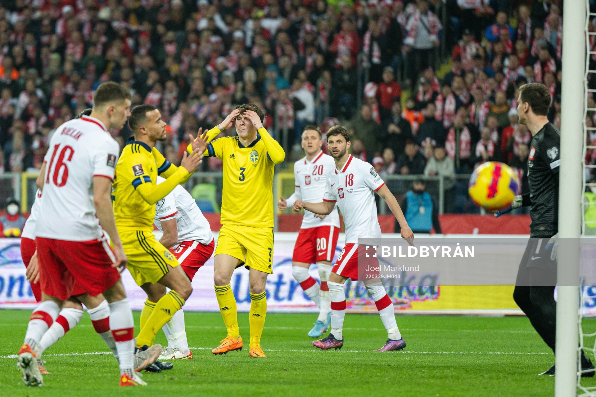 Robin Quaison and Victor Nilsson Lindelöf of Sweden look