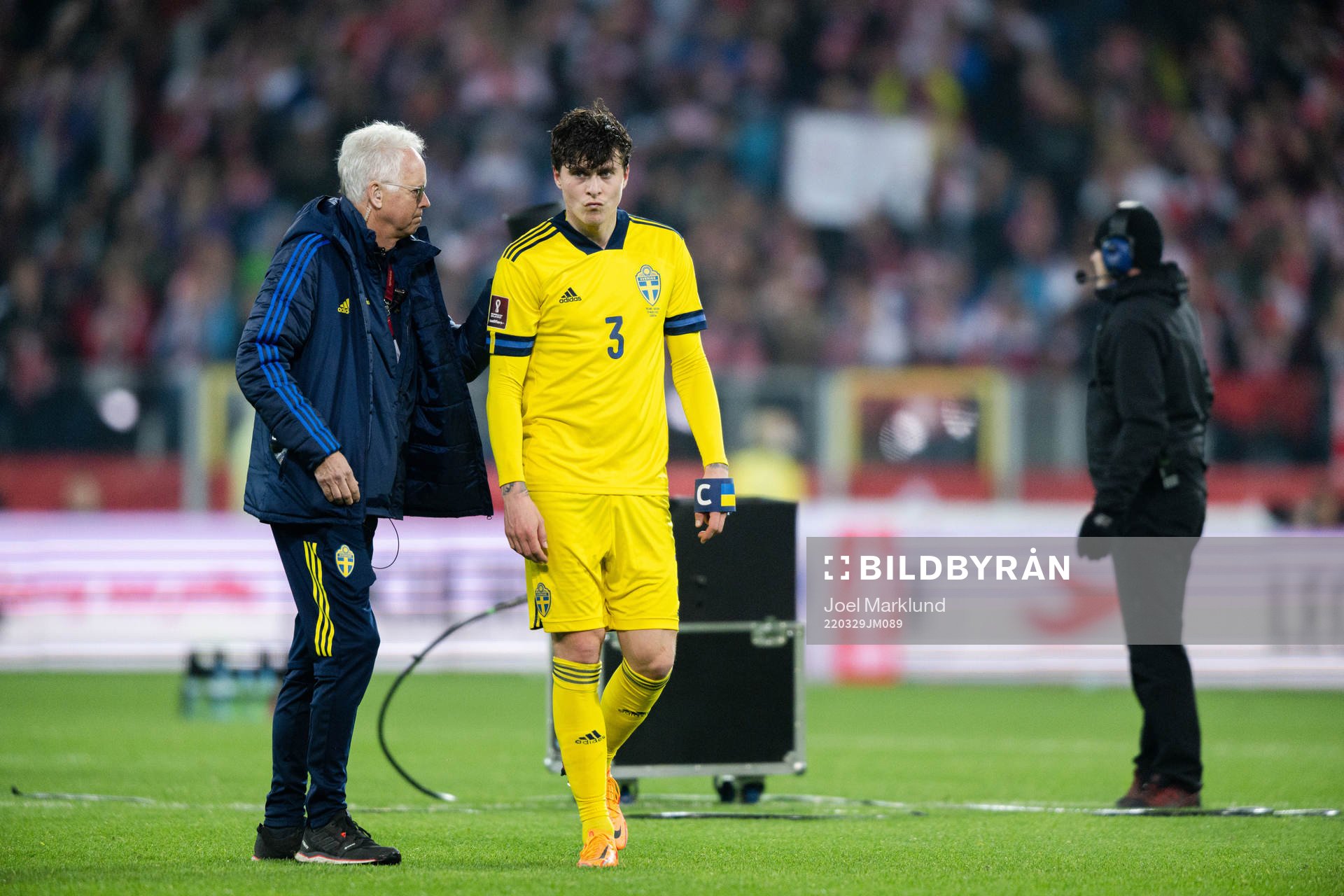 Victor Nilsson Lindelöf of Sweden looks dejected