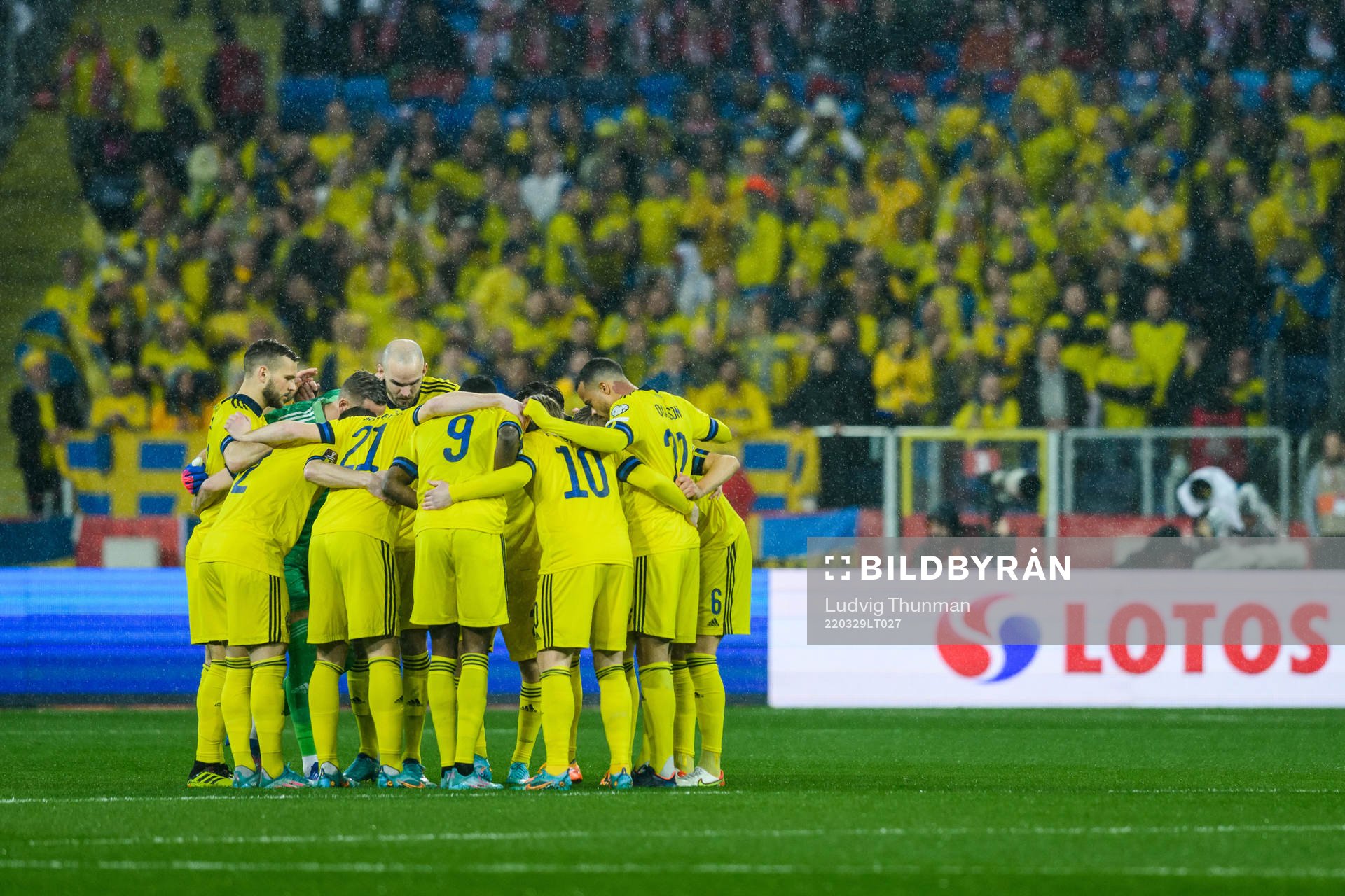 Players of Sweden gather