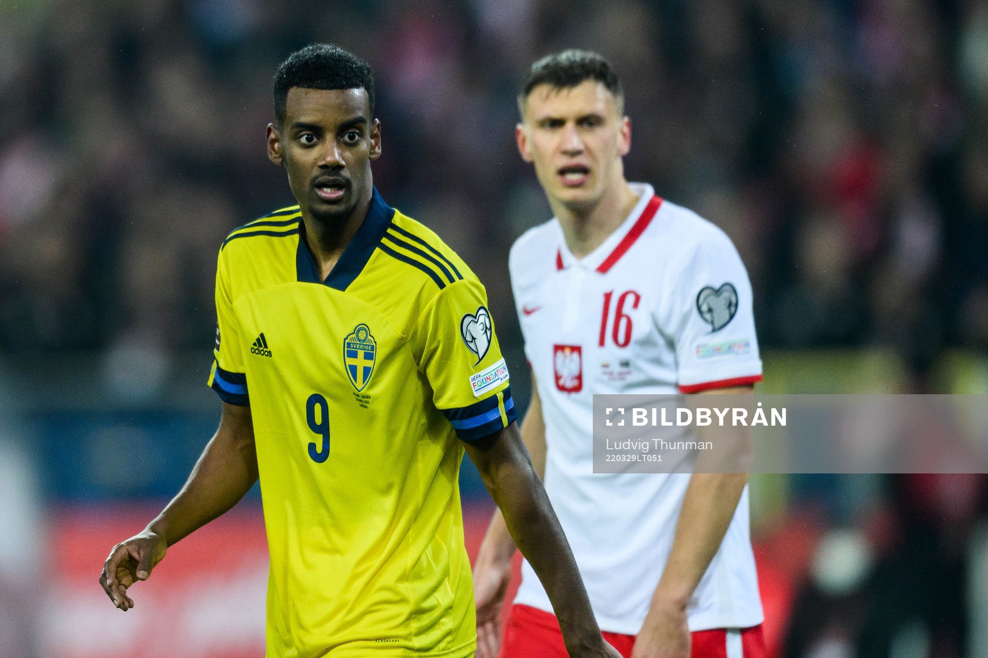 Alexander Isak of Sweden and Krystian Bielik of Poland