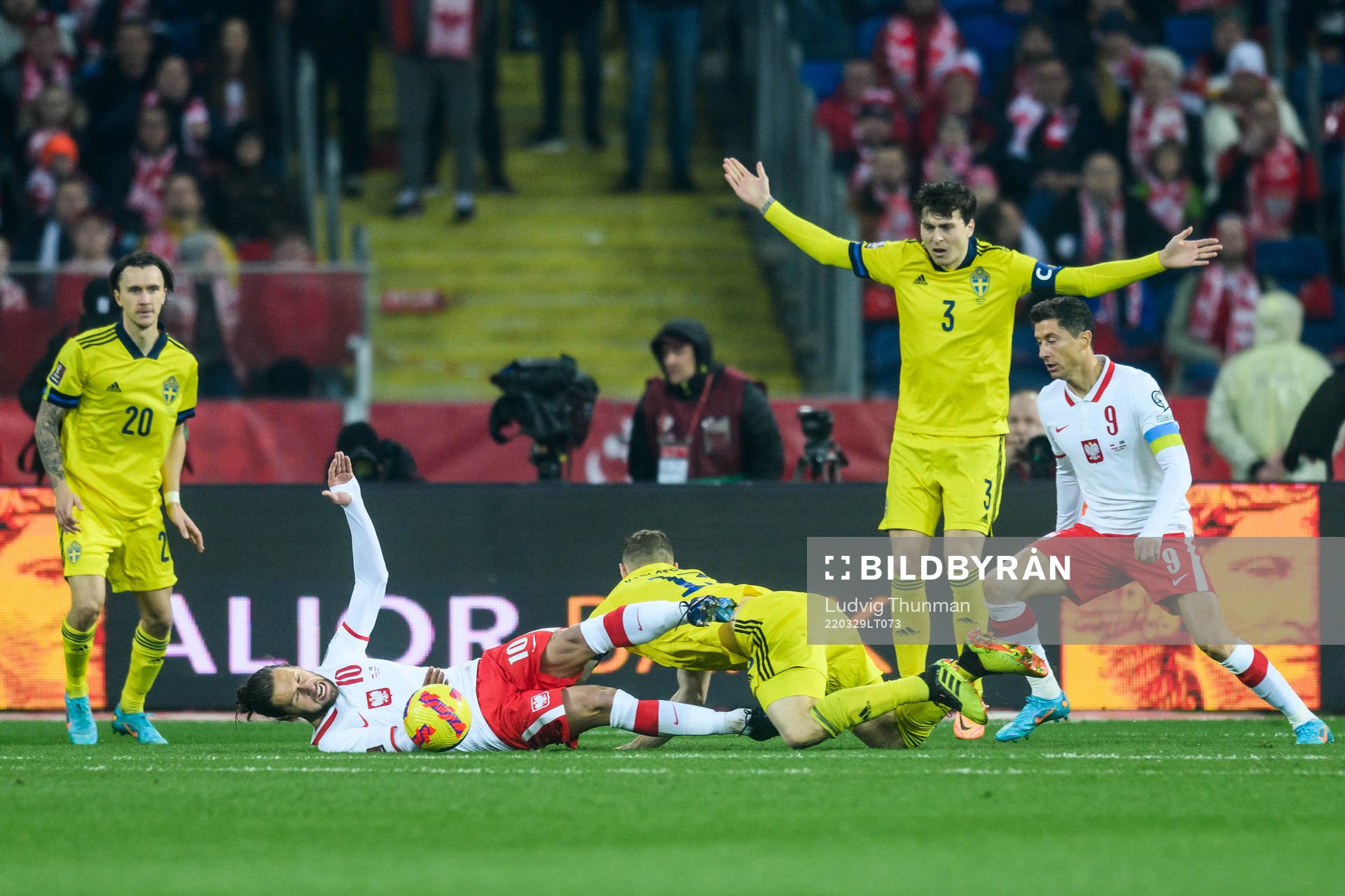 Grzegorz Krychowiak of Poland and Jesper Karlström of Sweden during the FIFA World Cup Qualifier play-off final between Poland and Sweden on March 29, 2022 in Katowice.