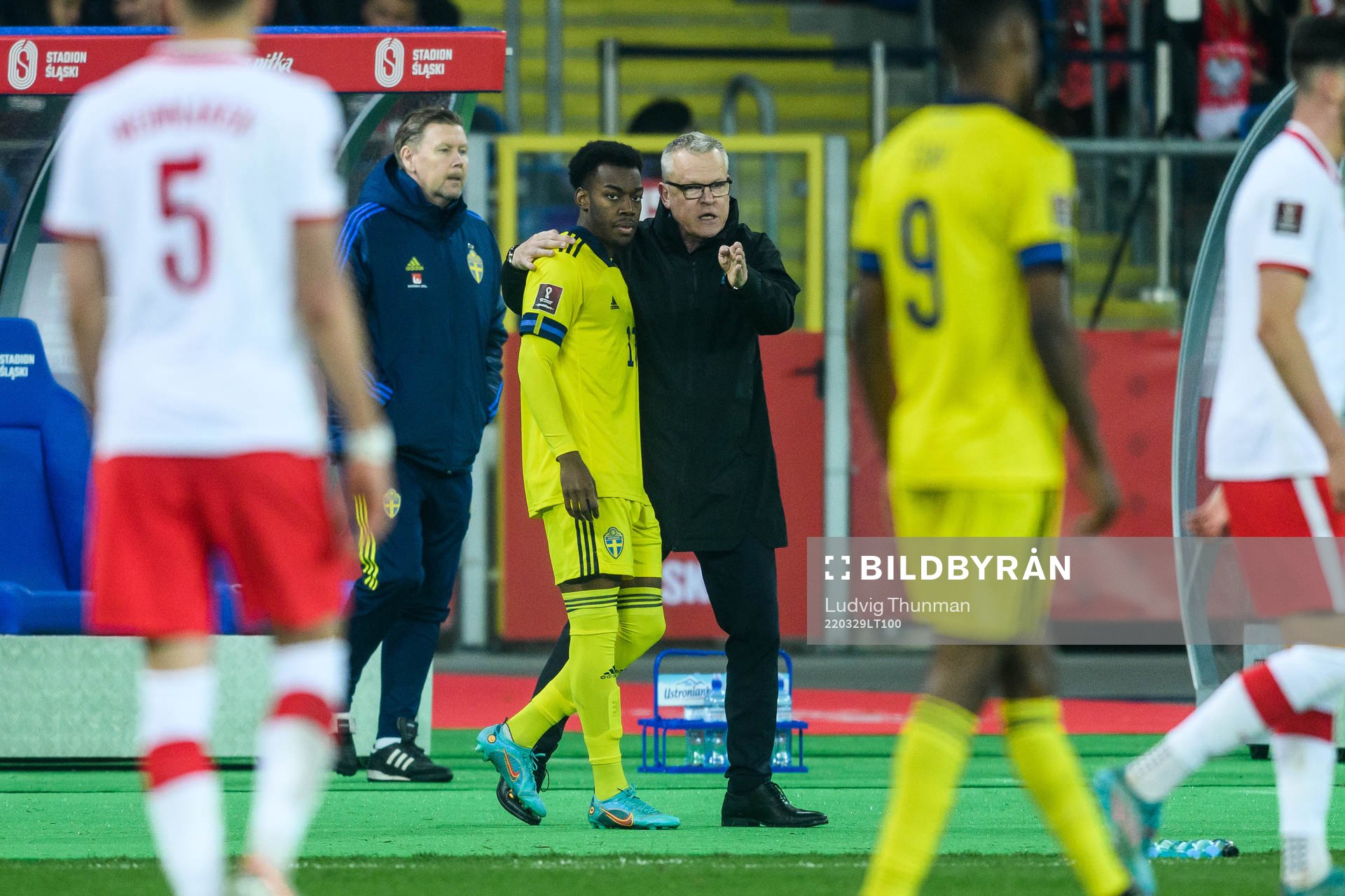 Anthony Elanga and head coach Janne Andersson of Sweden