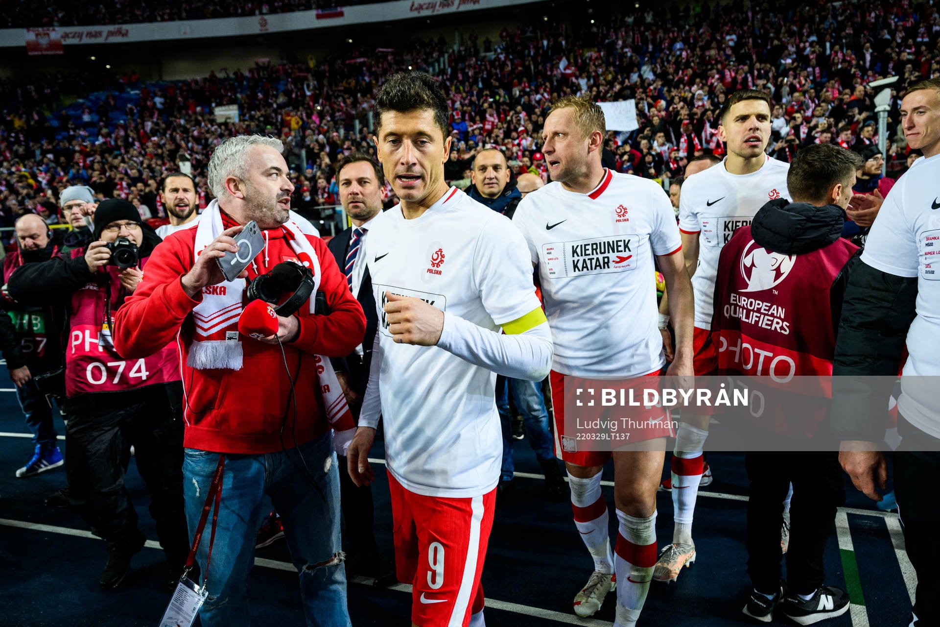 Robert Lewandowski and Krystian Bielik of Poland celebrate