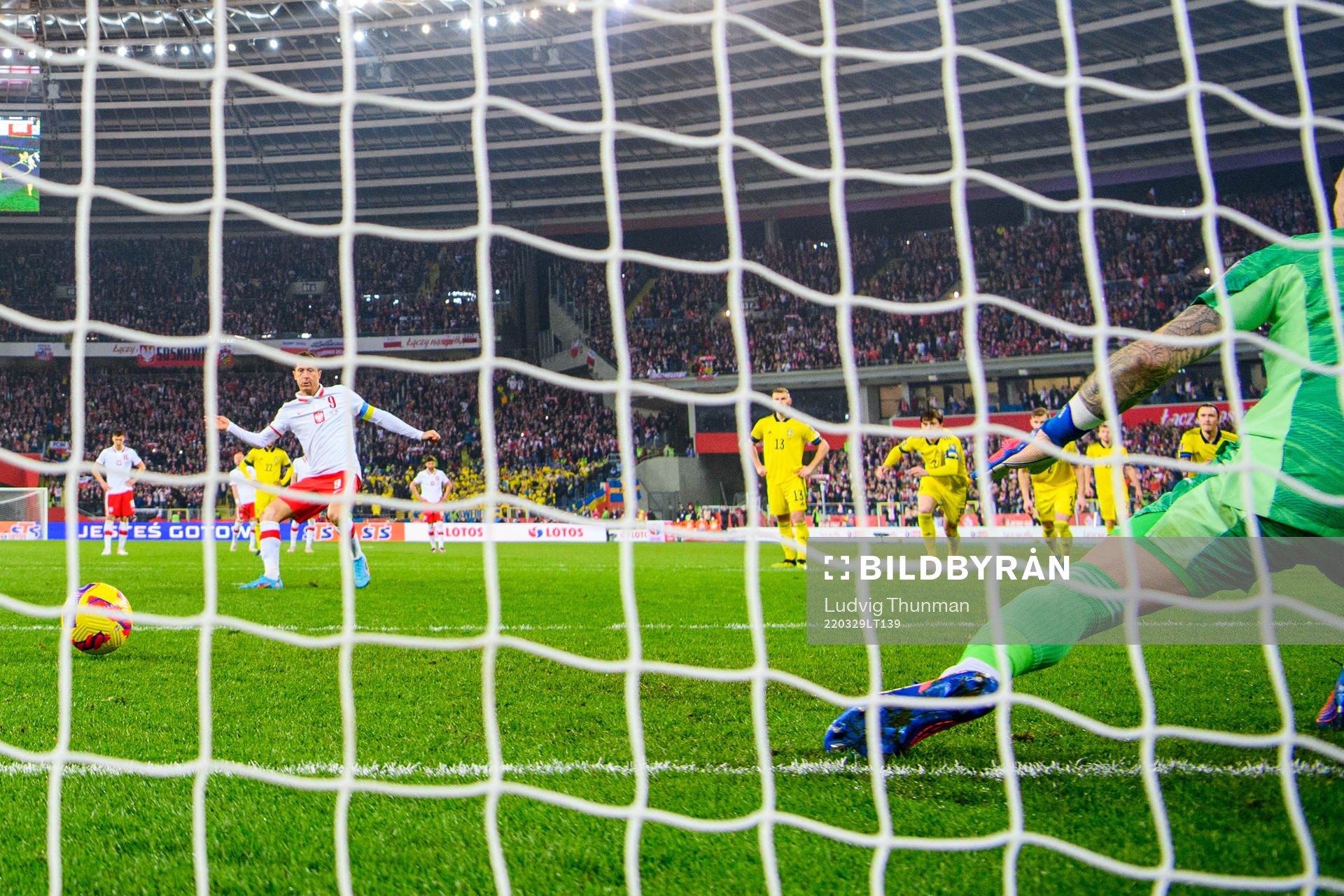Robert Lewandowski of Poland scores 1-0