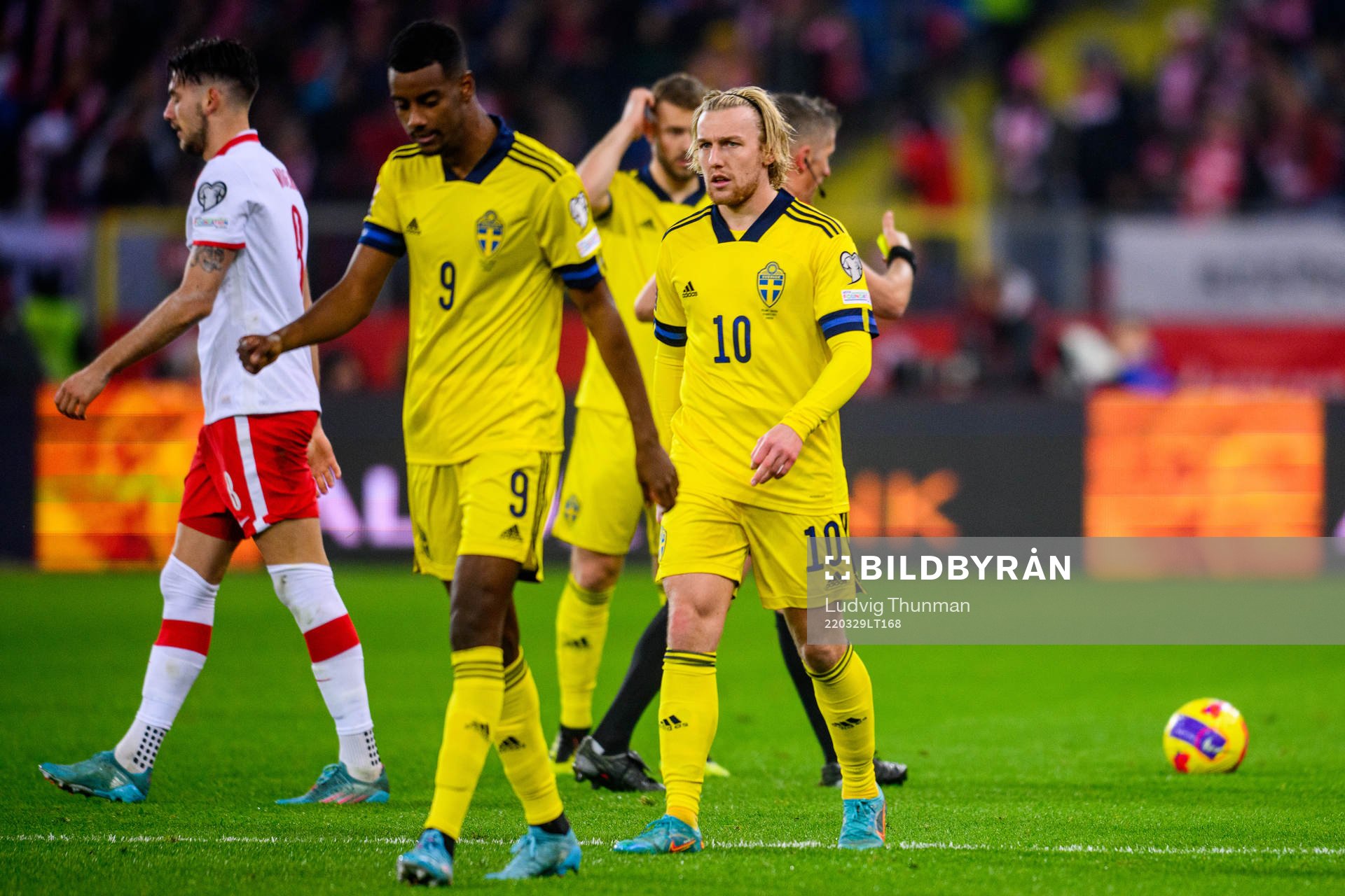 Alexander Isak and Emil Forsberg of Sweden looks dejected