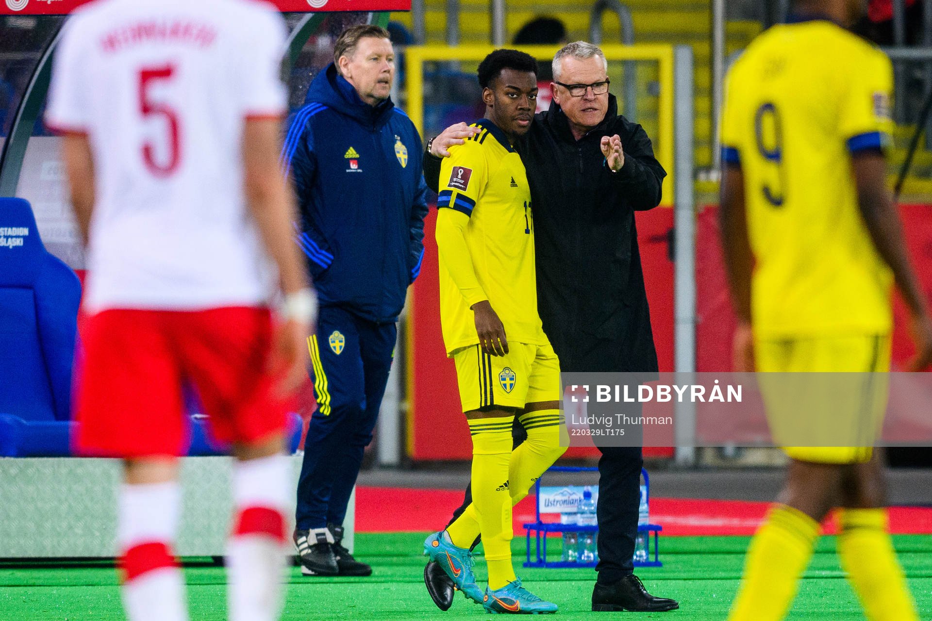 Anthony Elanga and head coach Janne Andersson of Sweden
