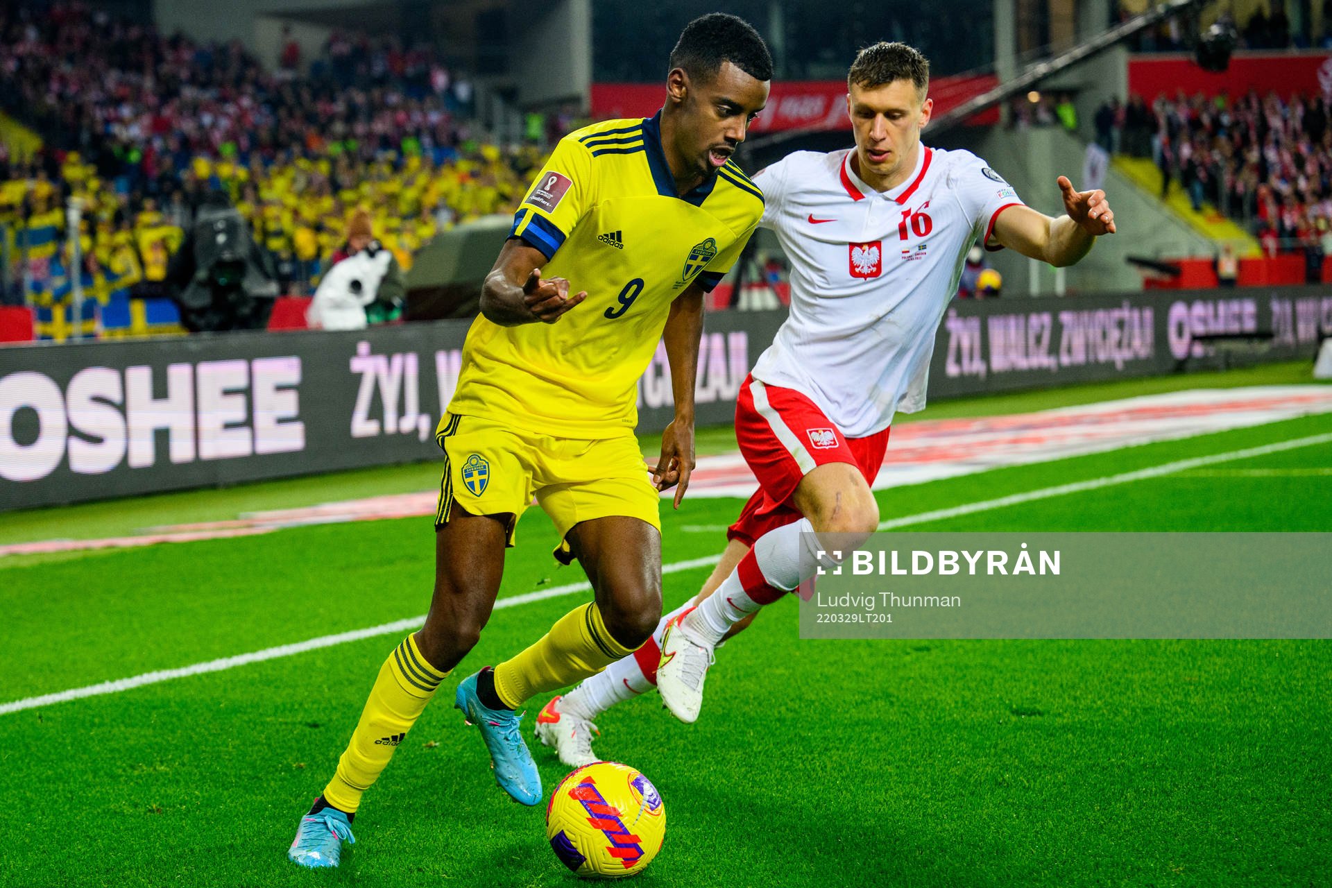 Alexander Isak of Sweden and Krystian Bielik of Poland