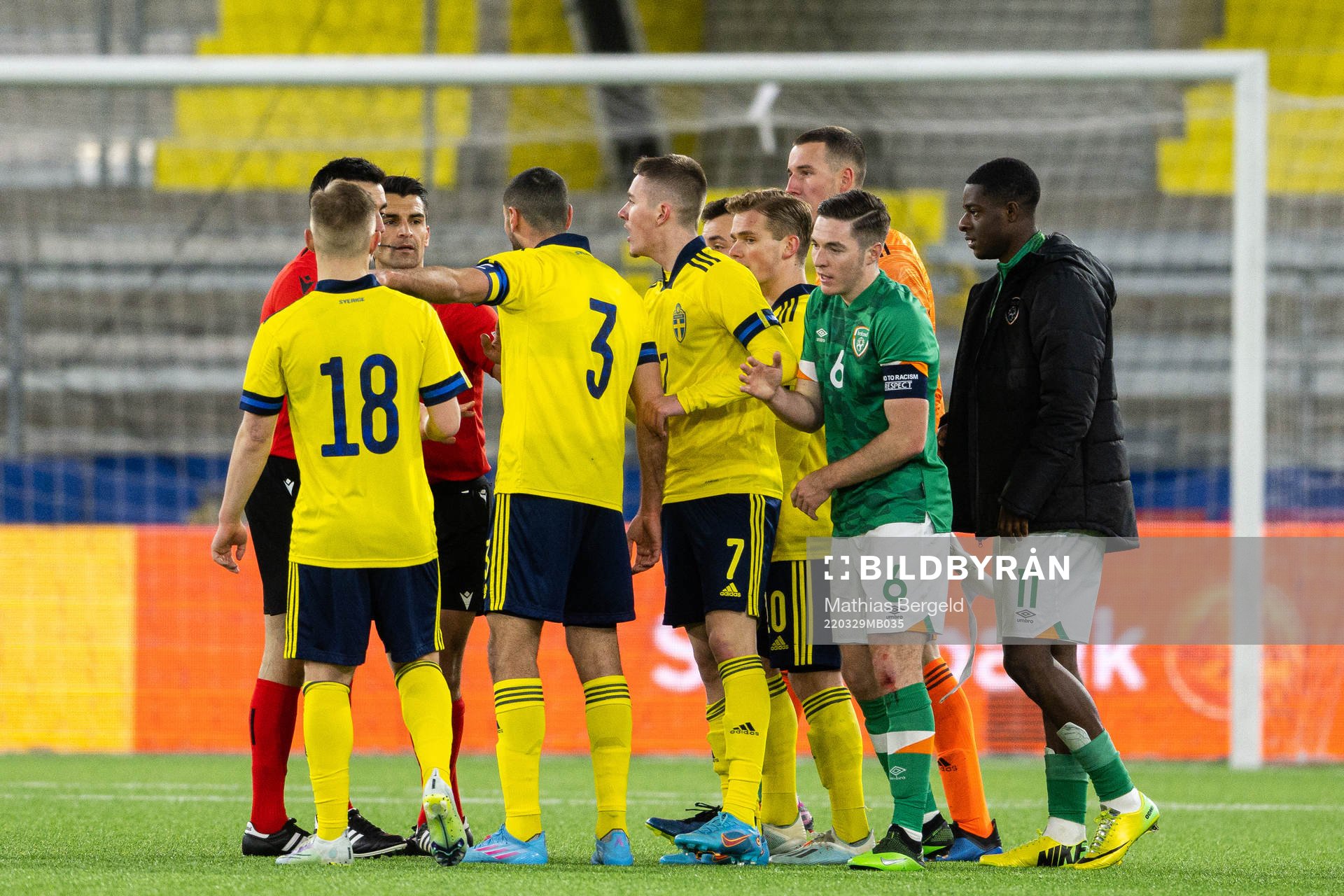 Players of Sweden react