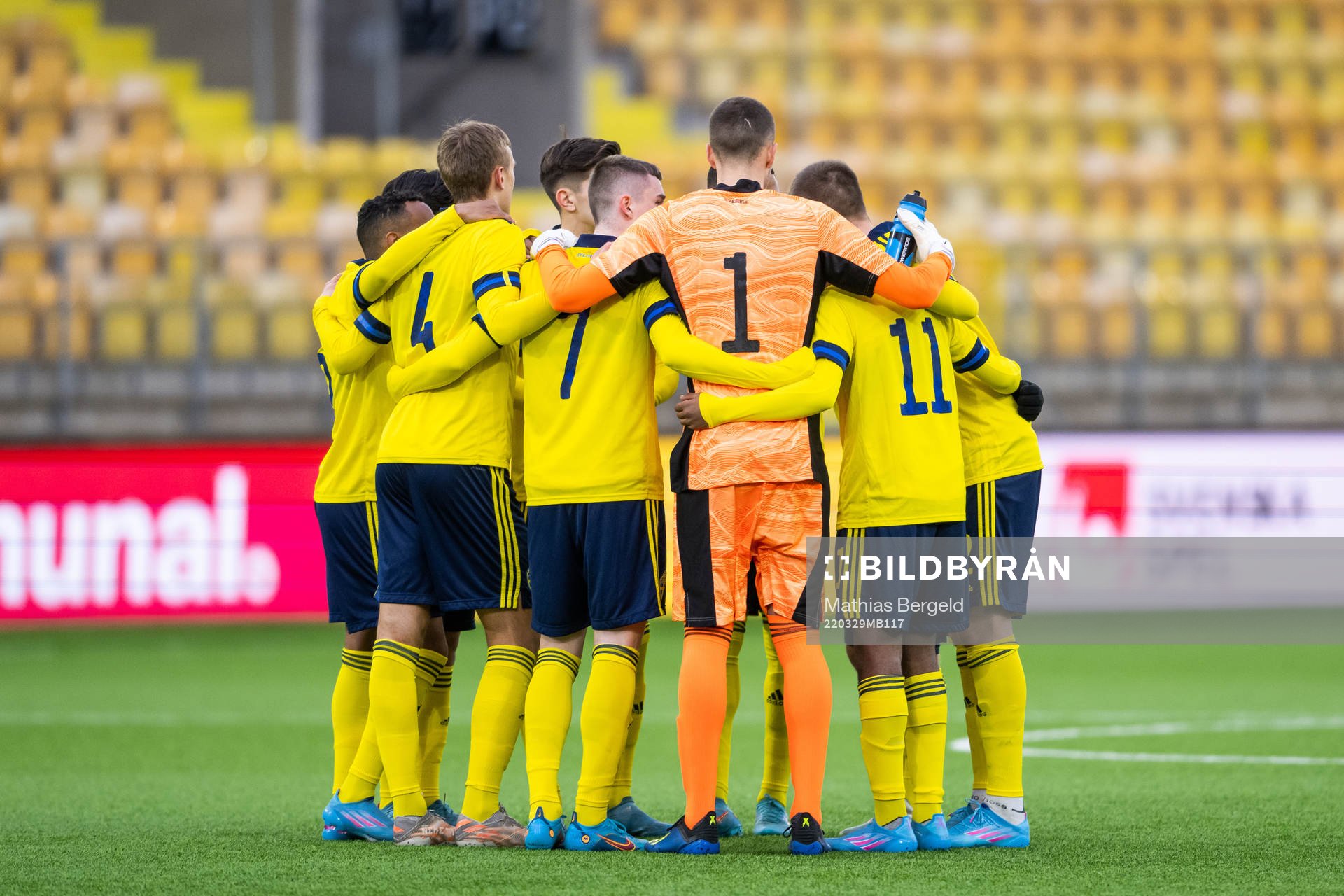 Players of Sweden gather
