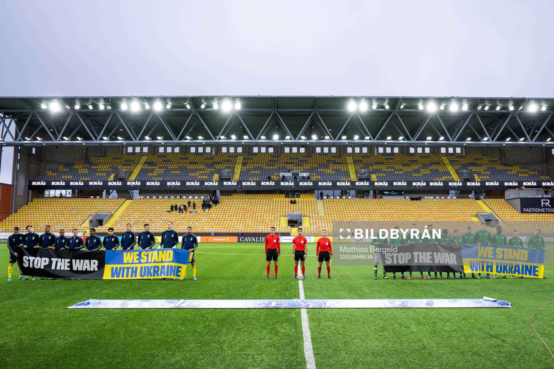 Players of Sweden and of Ireland participate in a