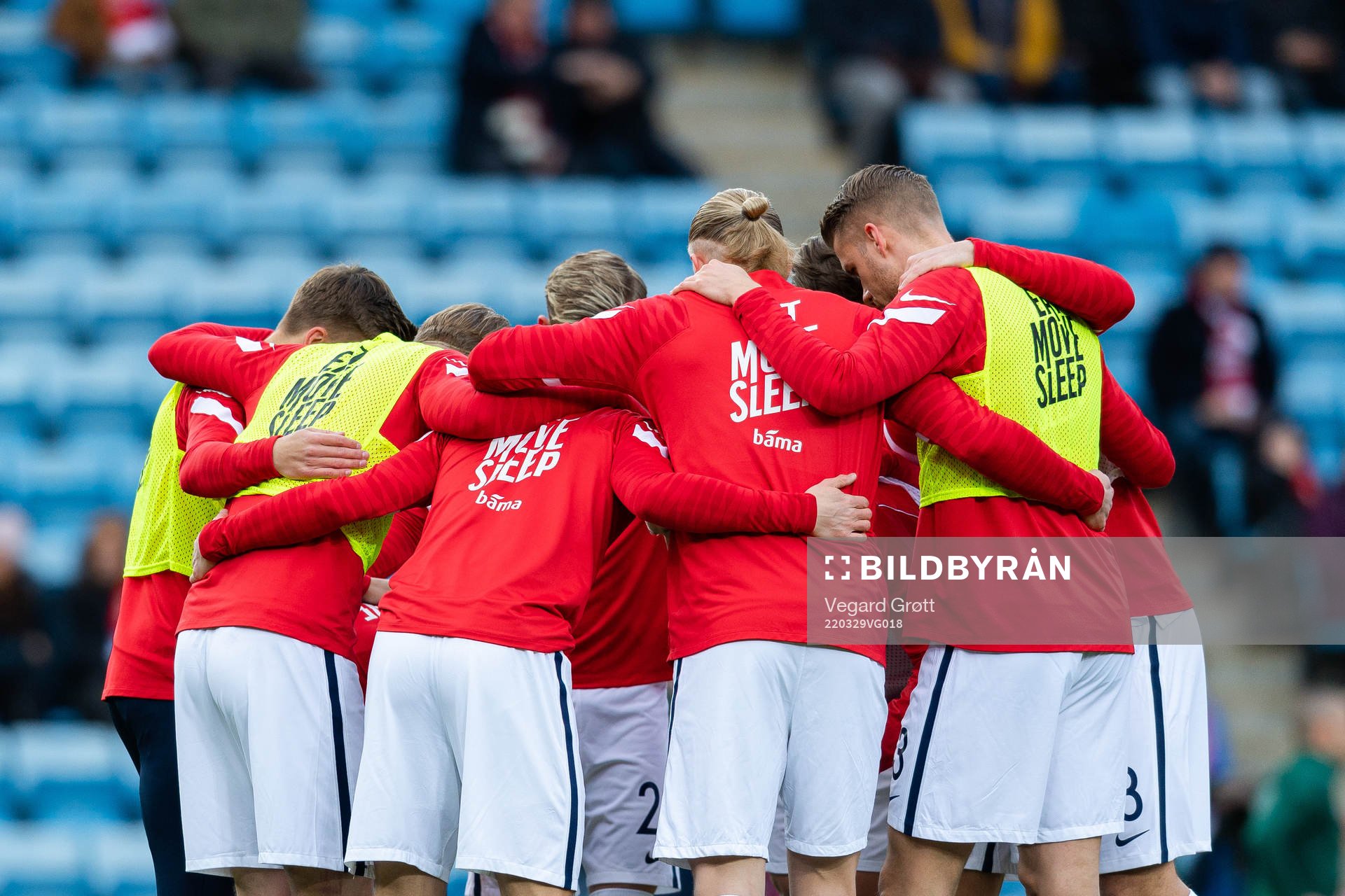 Players of Norway gathered in a circle