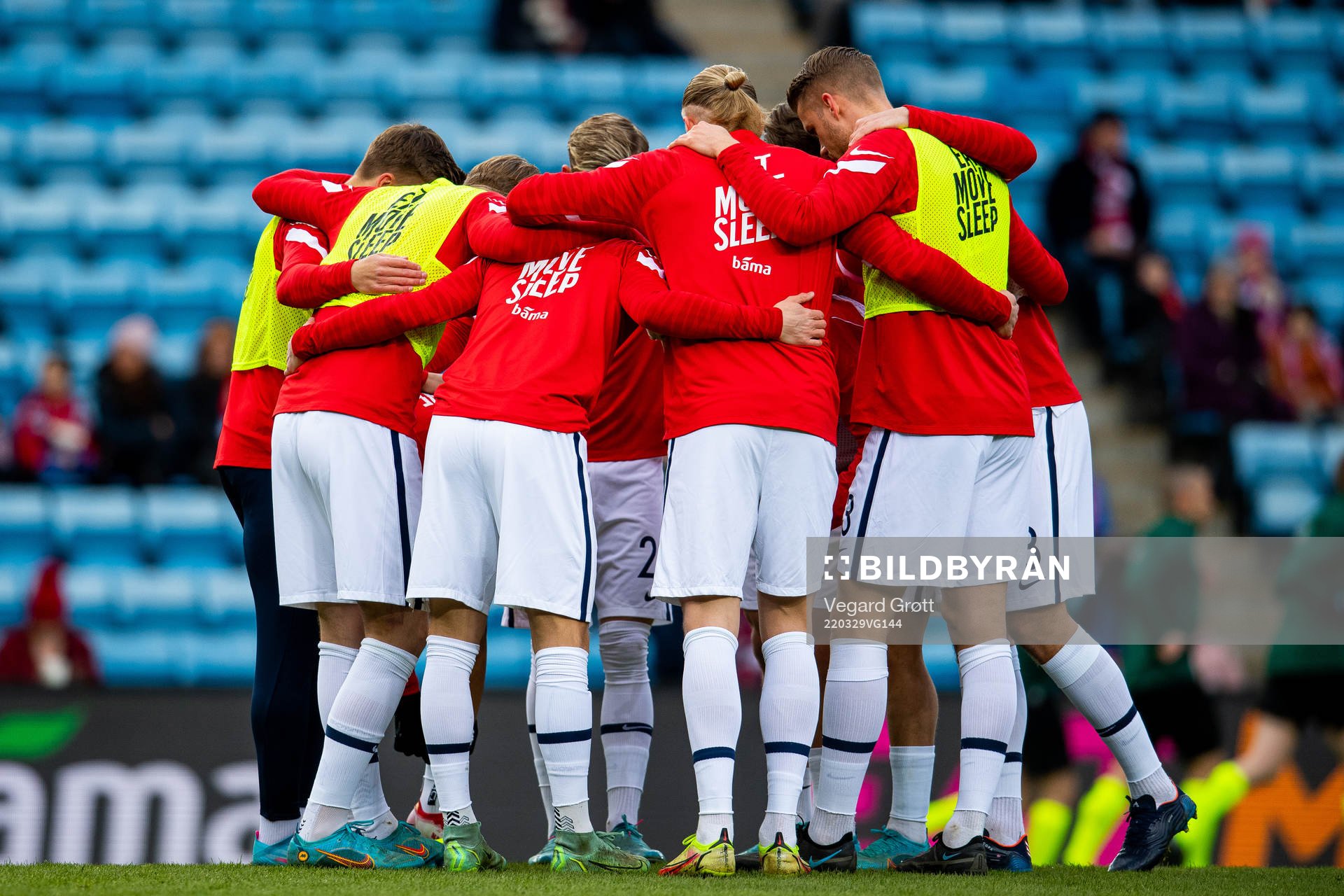 Players of Norway gather in a circle