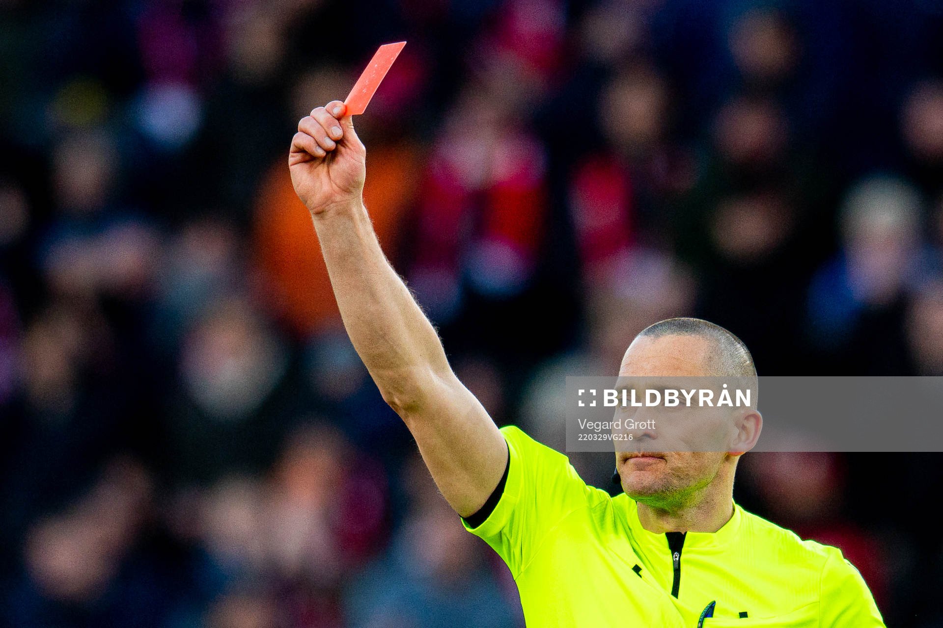 Mads-Kristoffer Kristoffersen, referee, hands out a red card