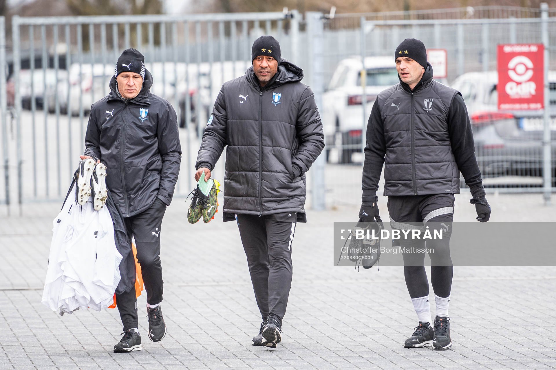 Assisterande tränare Nikola Trajkovic, Jeffrey Aubynn och tränare Milos Milojevic inför en träning med Malmö FF den 30 mars 2022 i Malmö.