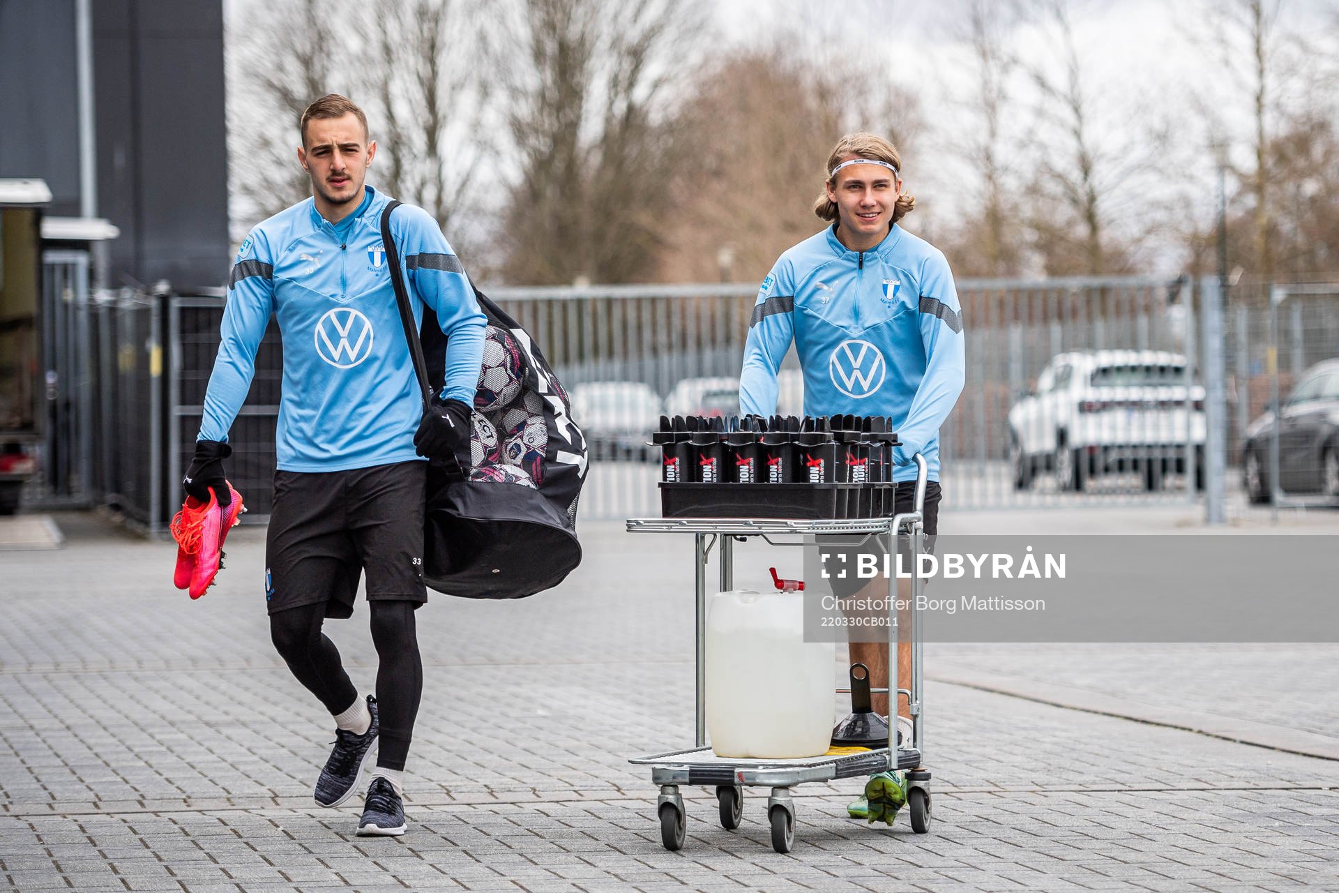 Amel Mujanic och Sebastian Nanasi inför en träning med Malmö FF den 30 mars 2022 i Malmö. 