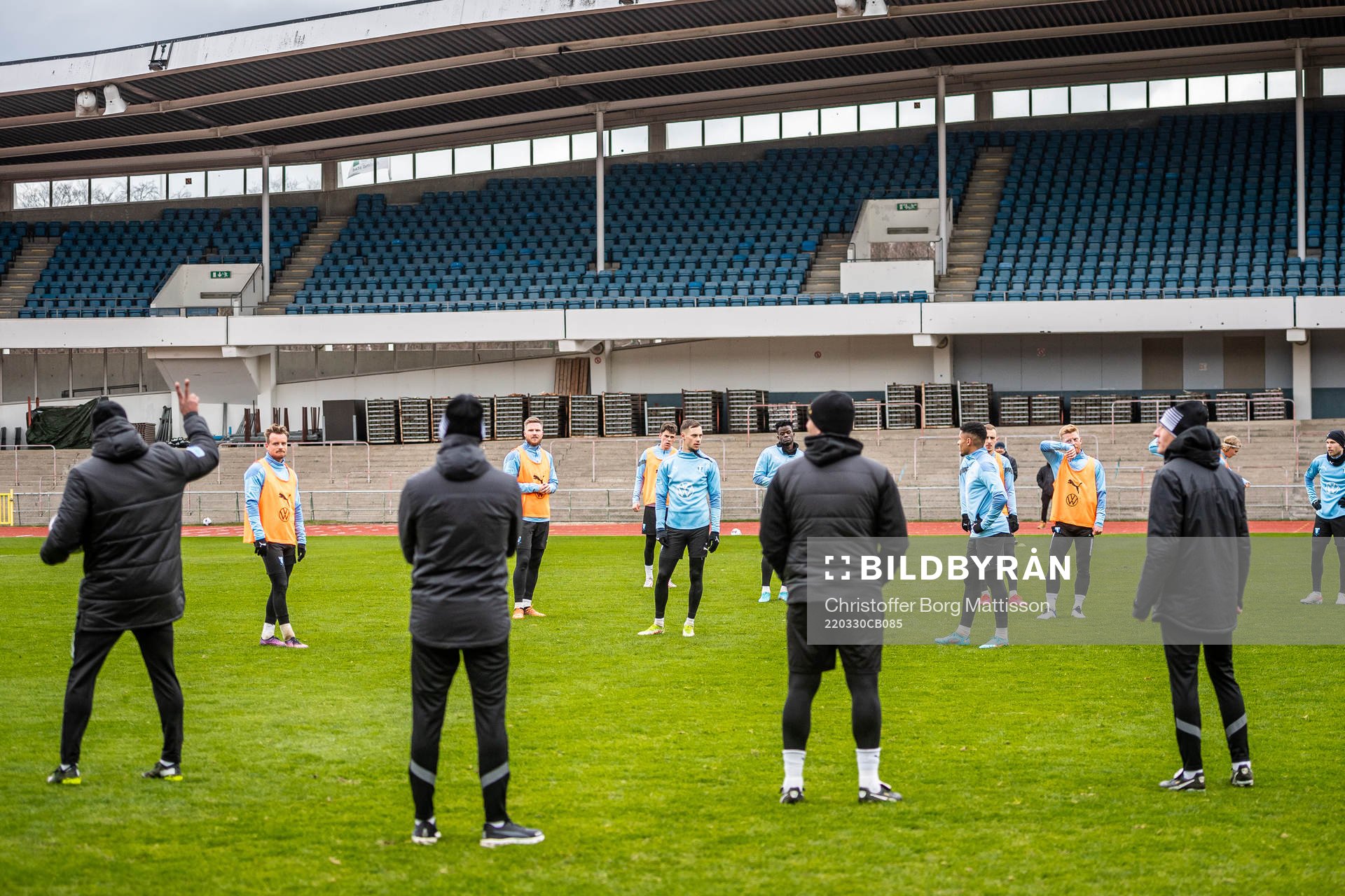 Spelarna får instruktioner av tränarna