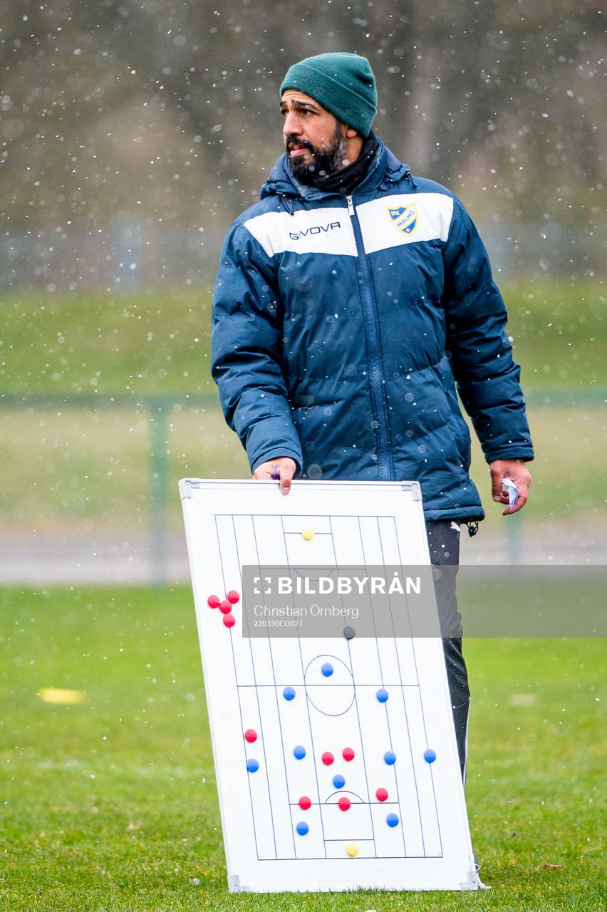 Tränare Firat Sahan under en träning med IFK Malmö den 30 mars 2022 i Malmö. 