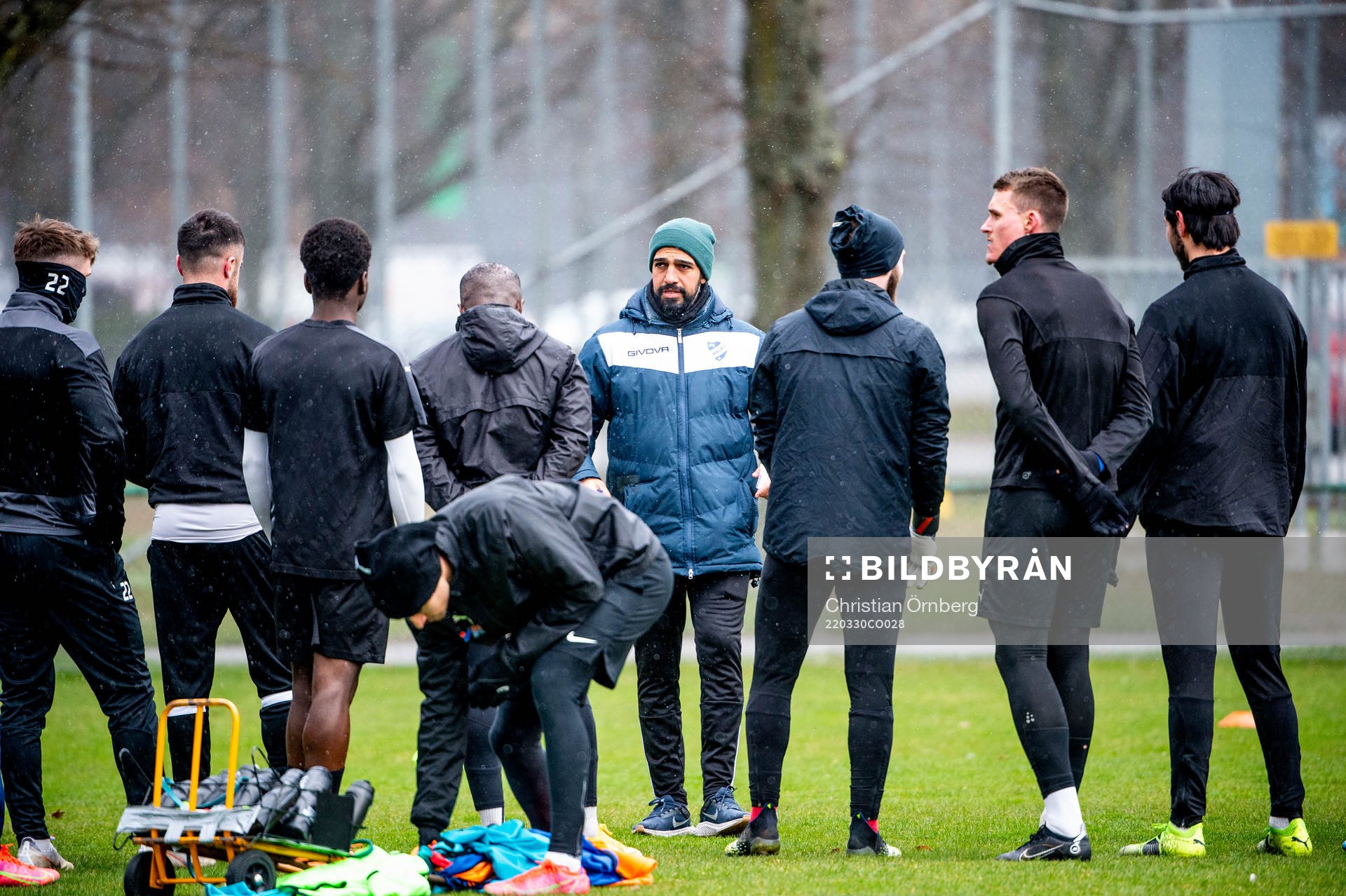 Tränare Firat Sahan med spelarna