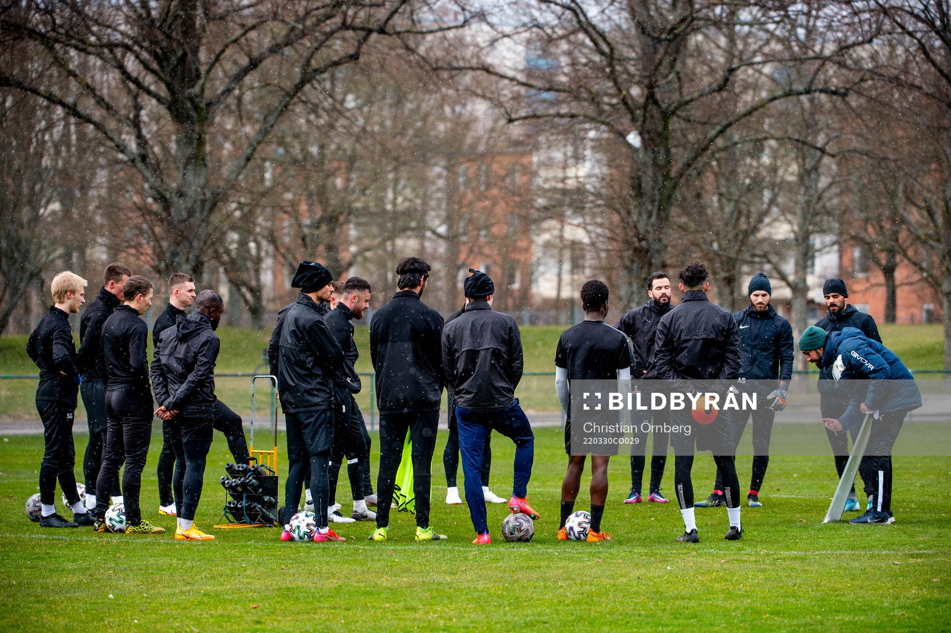 Tränare Firat Sahan med spelarna under en träning med IFK Malmö den 30 mars 2022 i Malmö. 