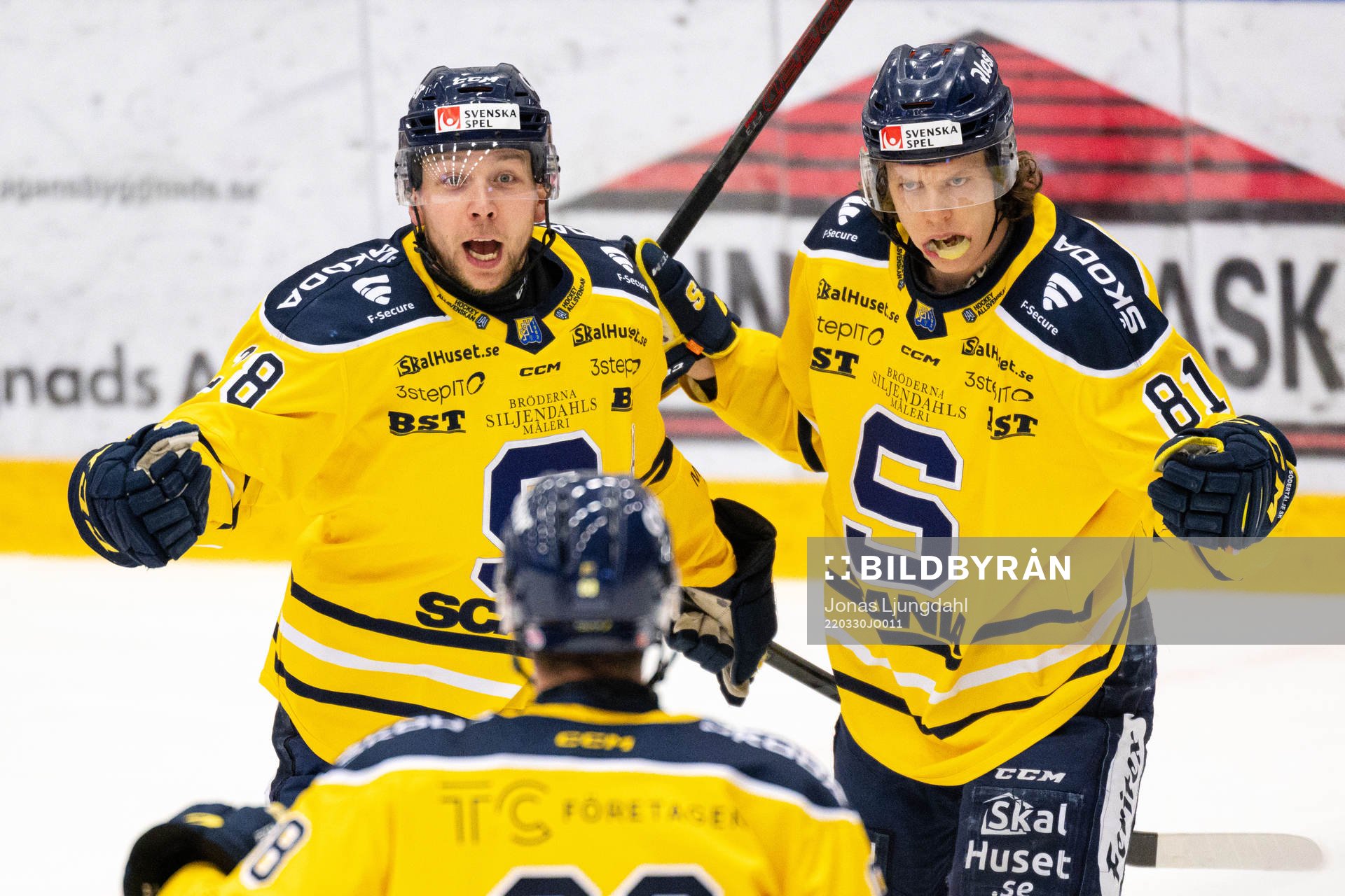 Södertäljes Emil Alba och Emil Aronsson jublar