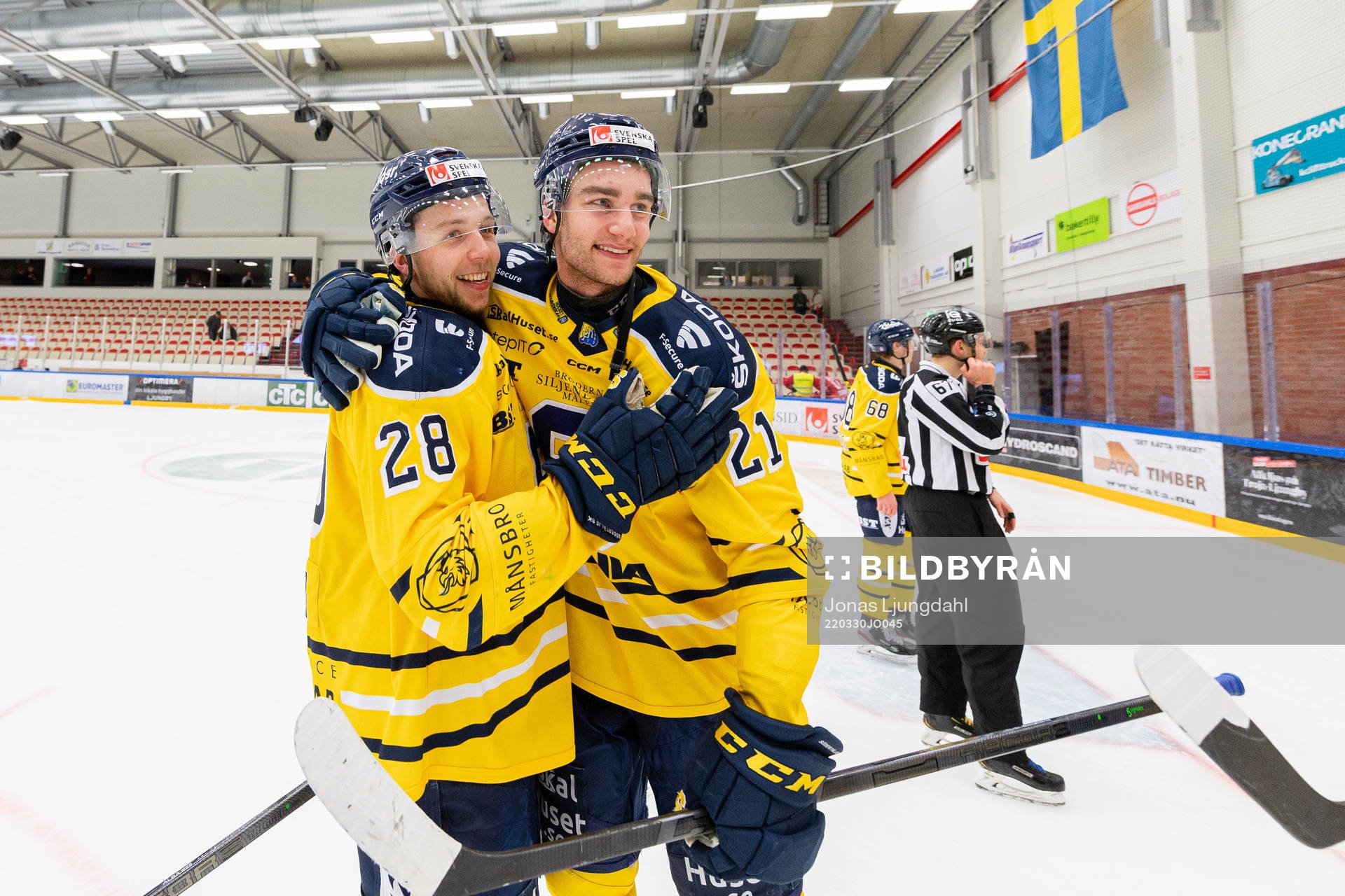 Södertäljes Emil Alba och Henrik Malmström jublar