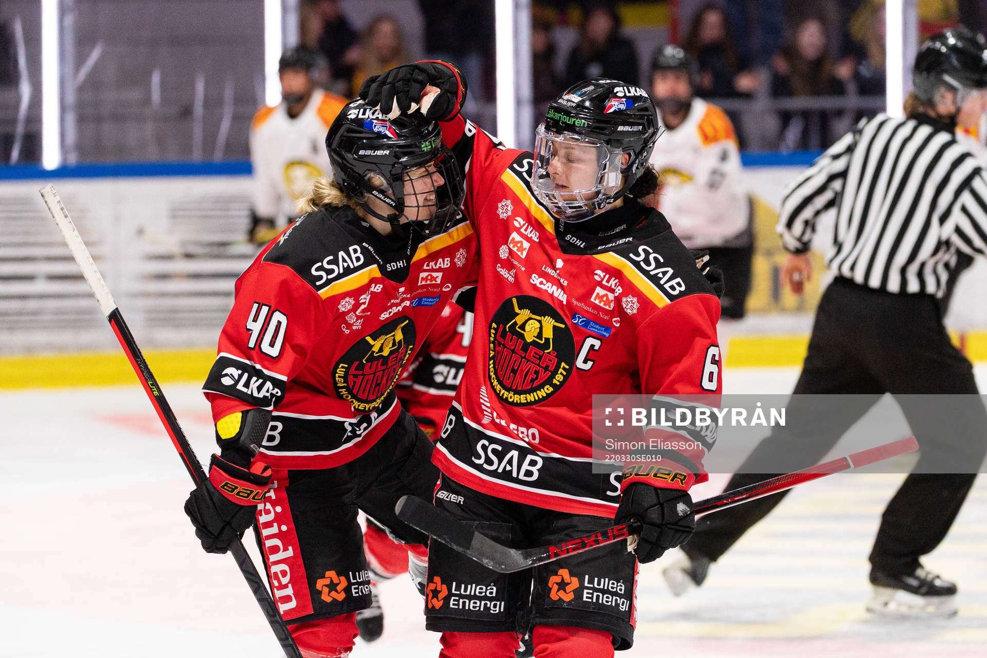 Luleås Noora Tulus och Jenni Hiirikoski jublar