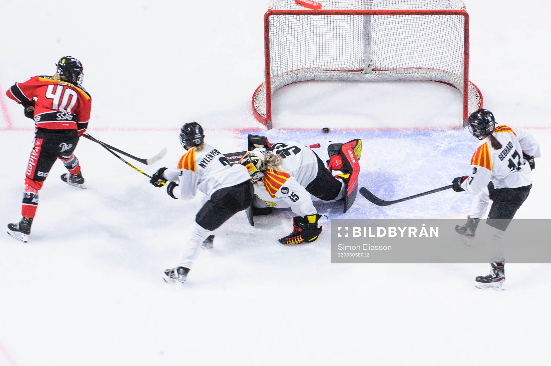 Luleås Noora Tulus gör 1-1 bakom Brynäs målvakt Ellen