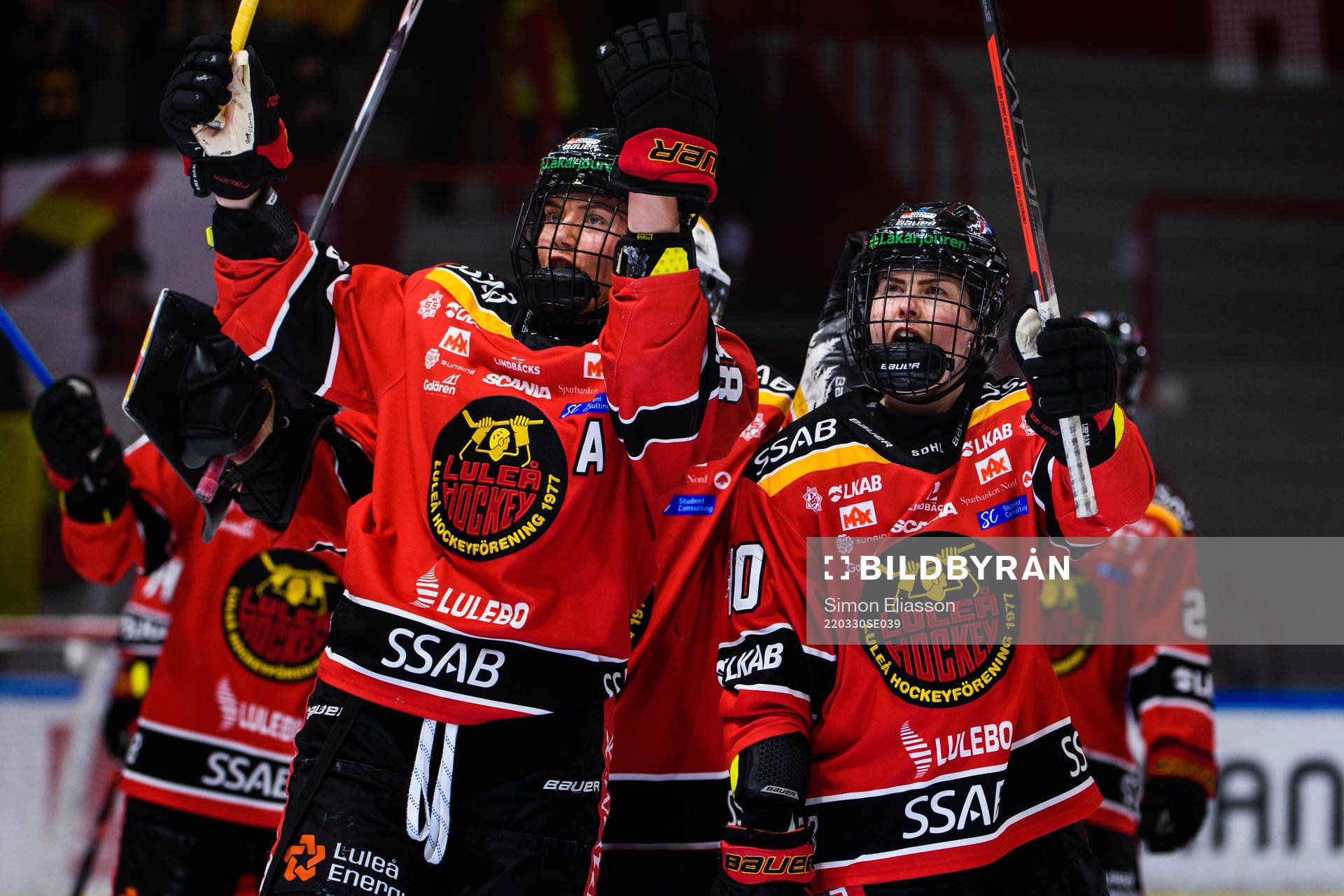 Luleås Ronja Savolainen och Noora Tulus jublar