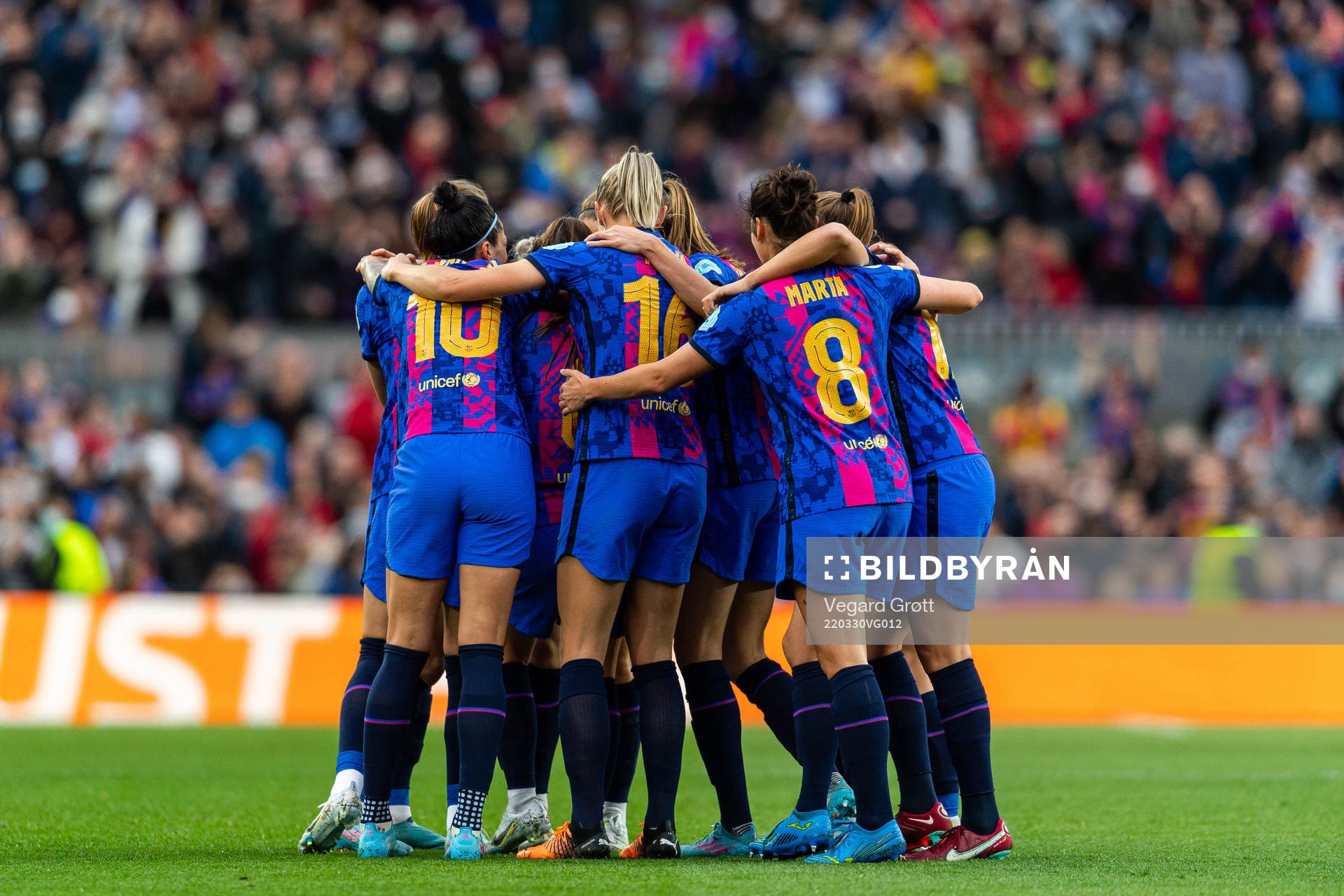 Players of Barcelona celebrate the 1-0 goal