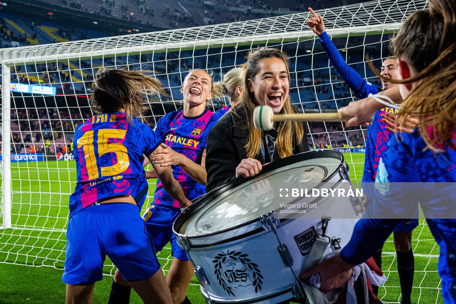 Leila Ouahabi and Fridolina Rolfö of Barcelona celebrate