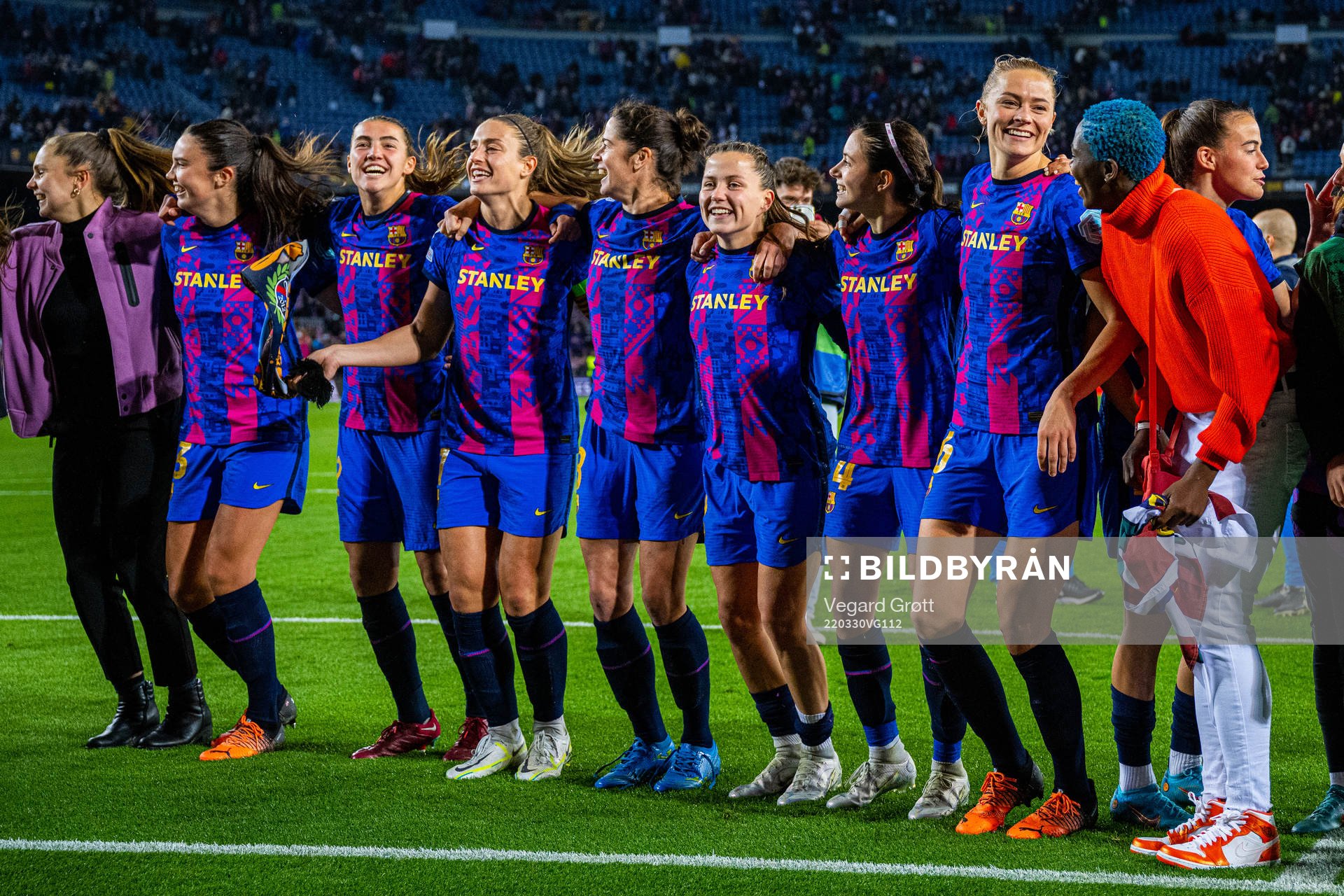 Fridolina Rolfö and players of Barcelona celebrate