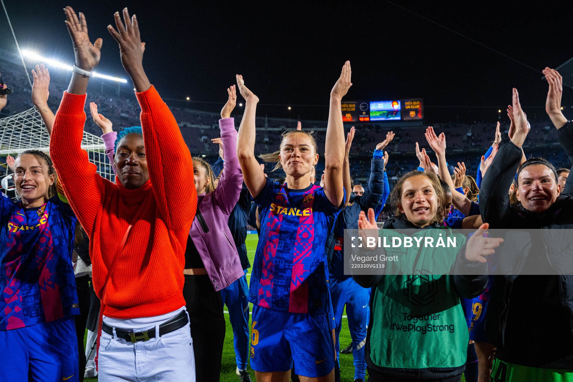 Fridolina Rolfö and players of Barcelona celebrate