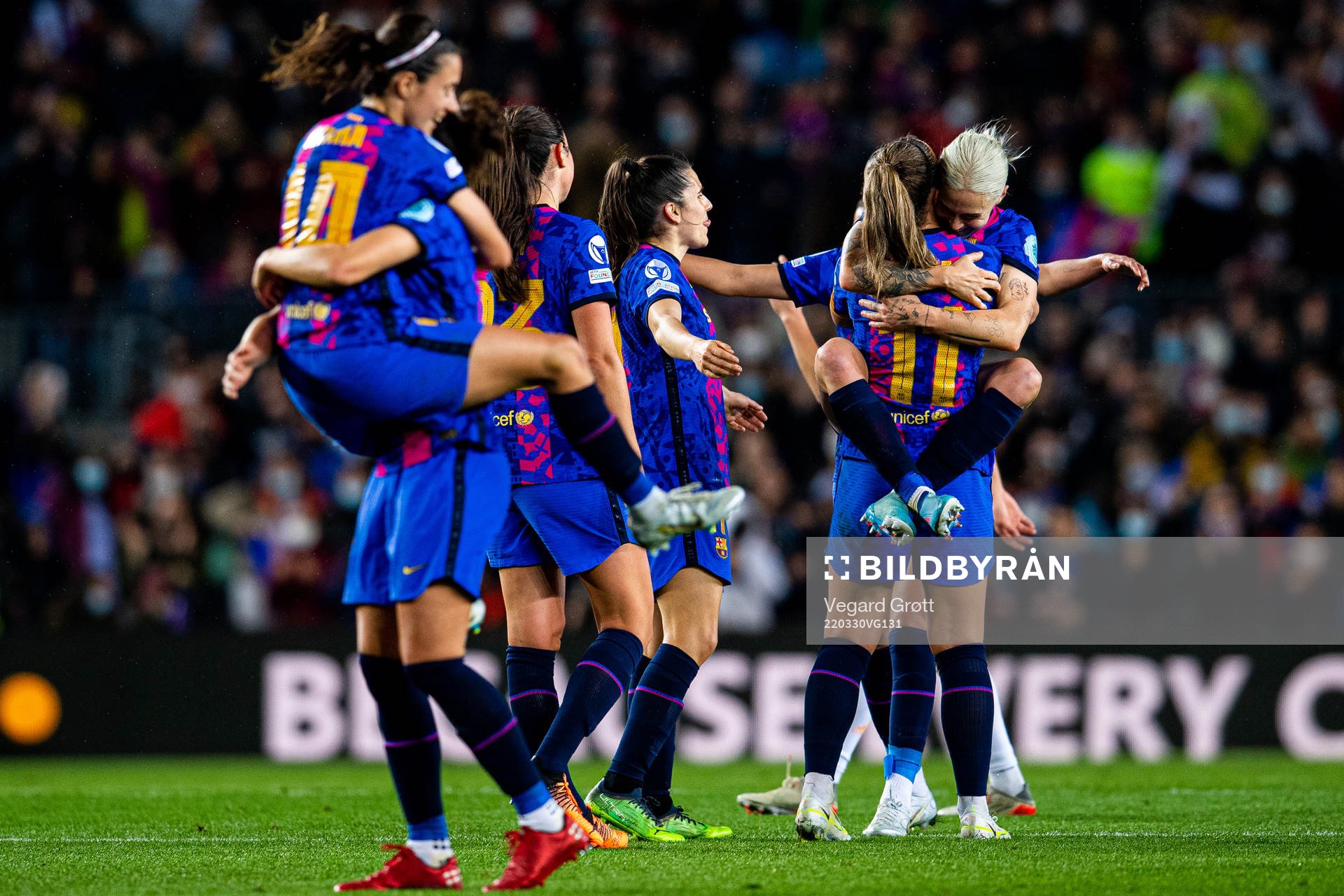 Alexia Putellas, Maria Pilar Leon and players of Barcelona