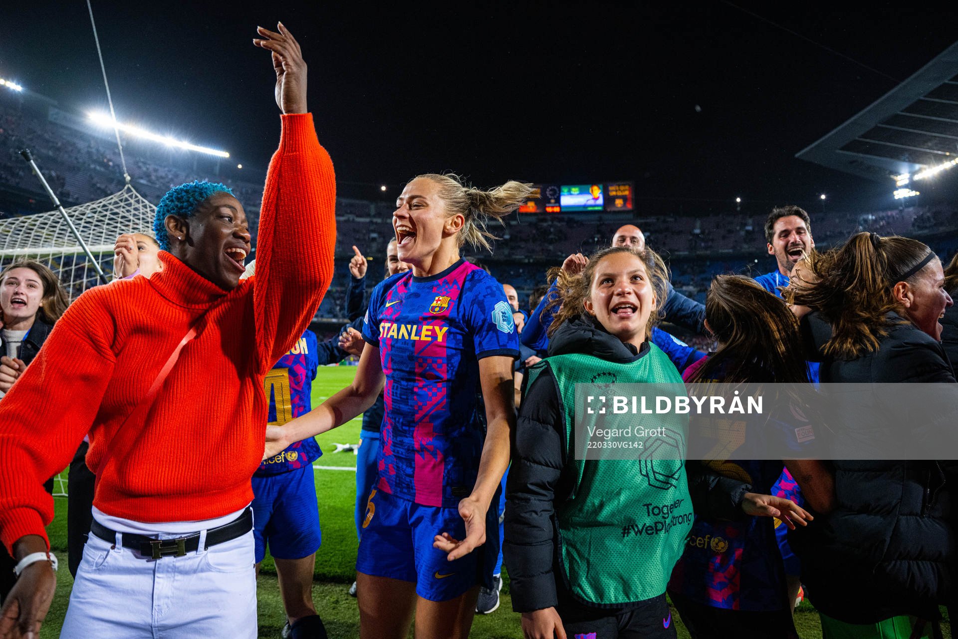 Asisat Oshoala, Fridolina Rolfö and players of Barcelona