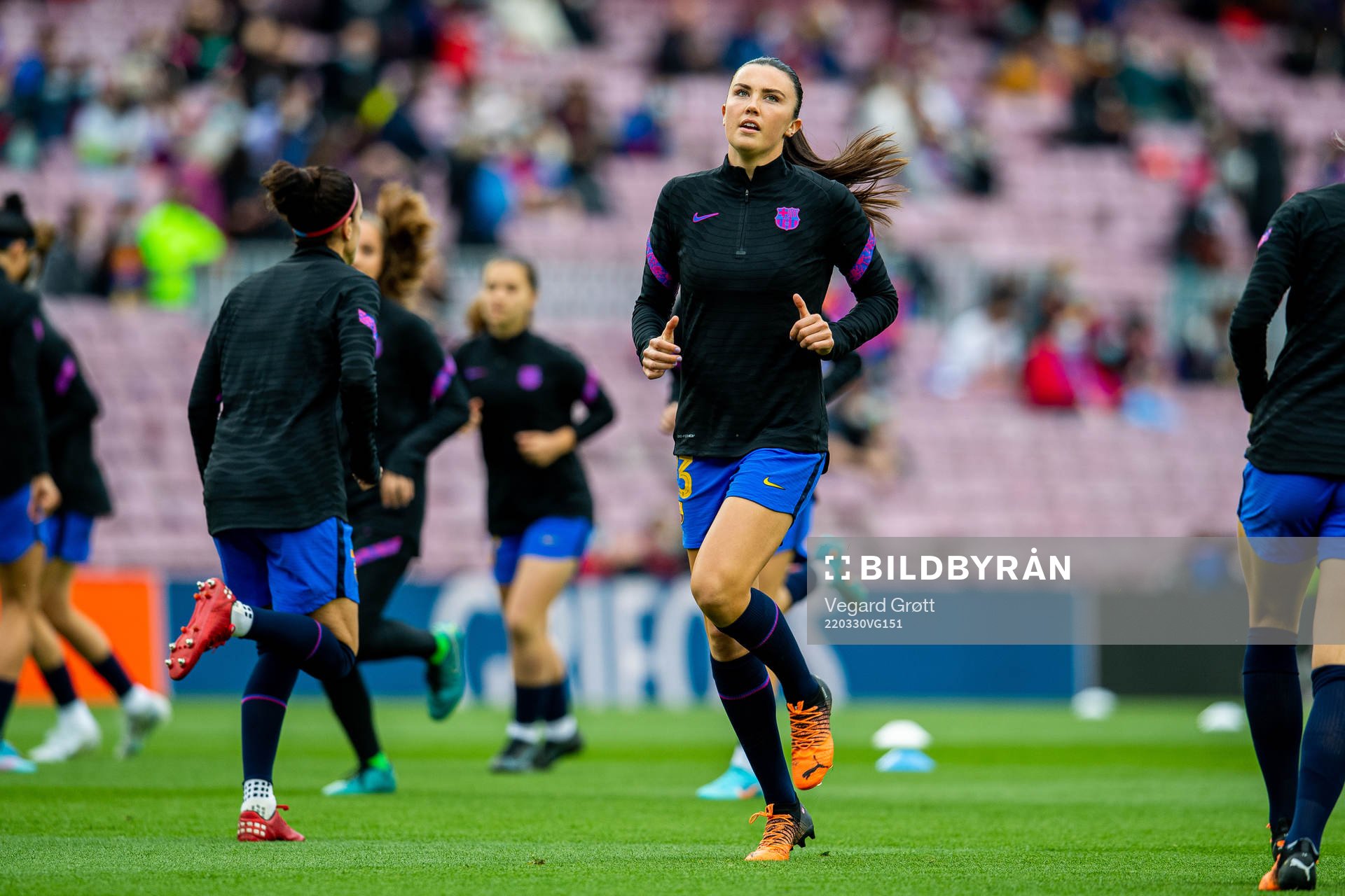 Ingrid Syrstad Engen of Barcelona warms up