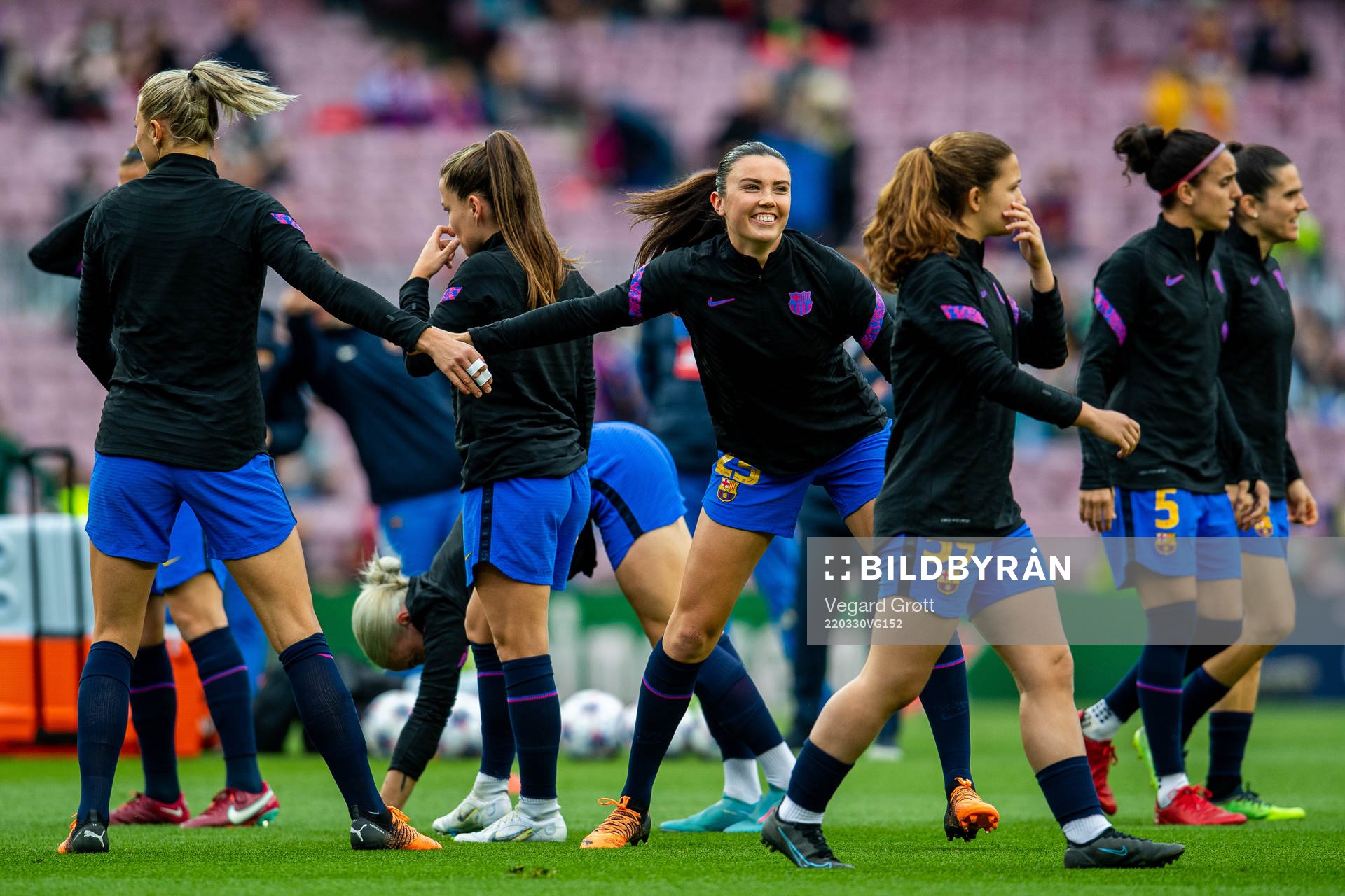 Ingrid Syrstad Engen of Barcelona warms up