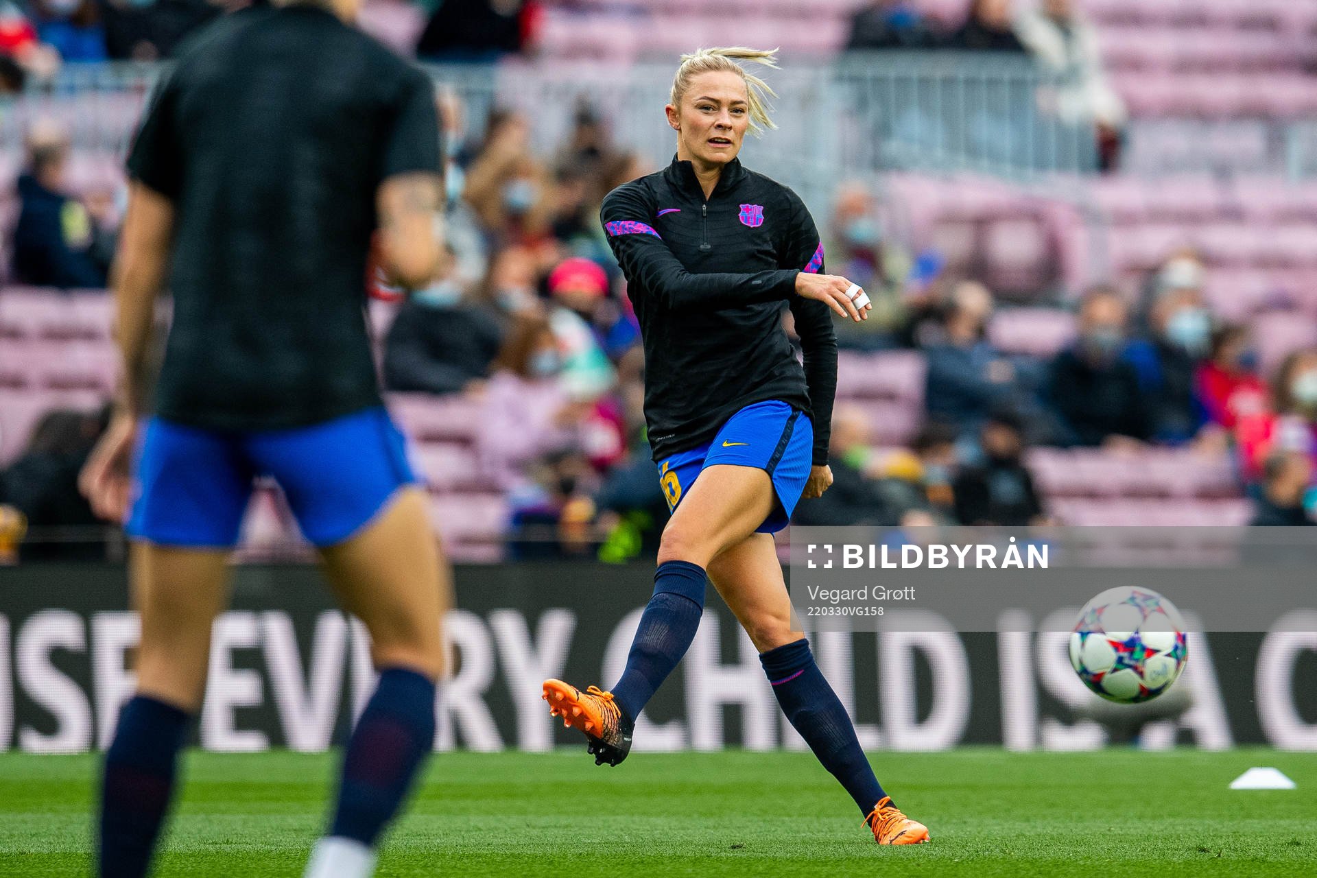 Fridolina Rolfö of Barcelona warms up
