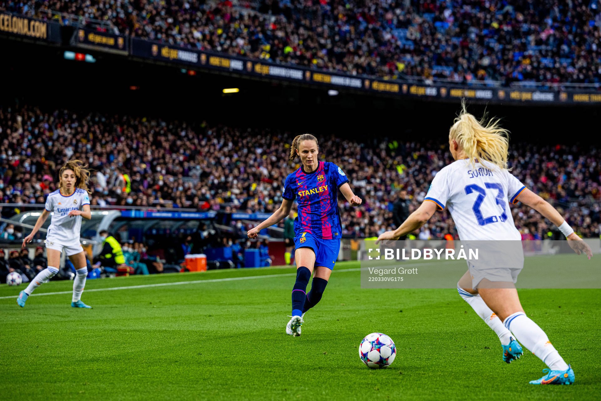 Caroline Graham Hansen of Barcelona and Sofie Svava of Real
