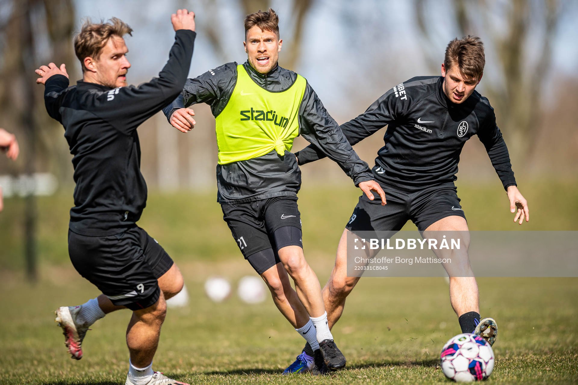 Linus R Olsson, Nikola Ladan och Emil Jönsson under en träning med Landskrona den 31 mars 2022 i Landskrona. 